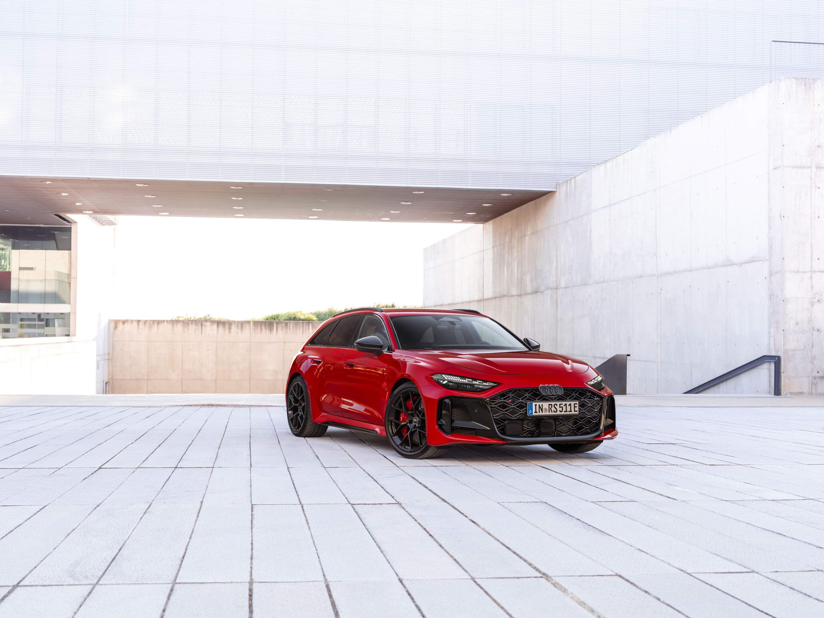 Audi RS 5 Avant - Progressiv red metallic, outdoor static photo, exterior, three-quarter front view
