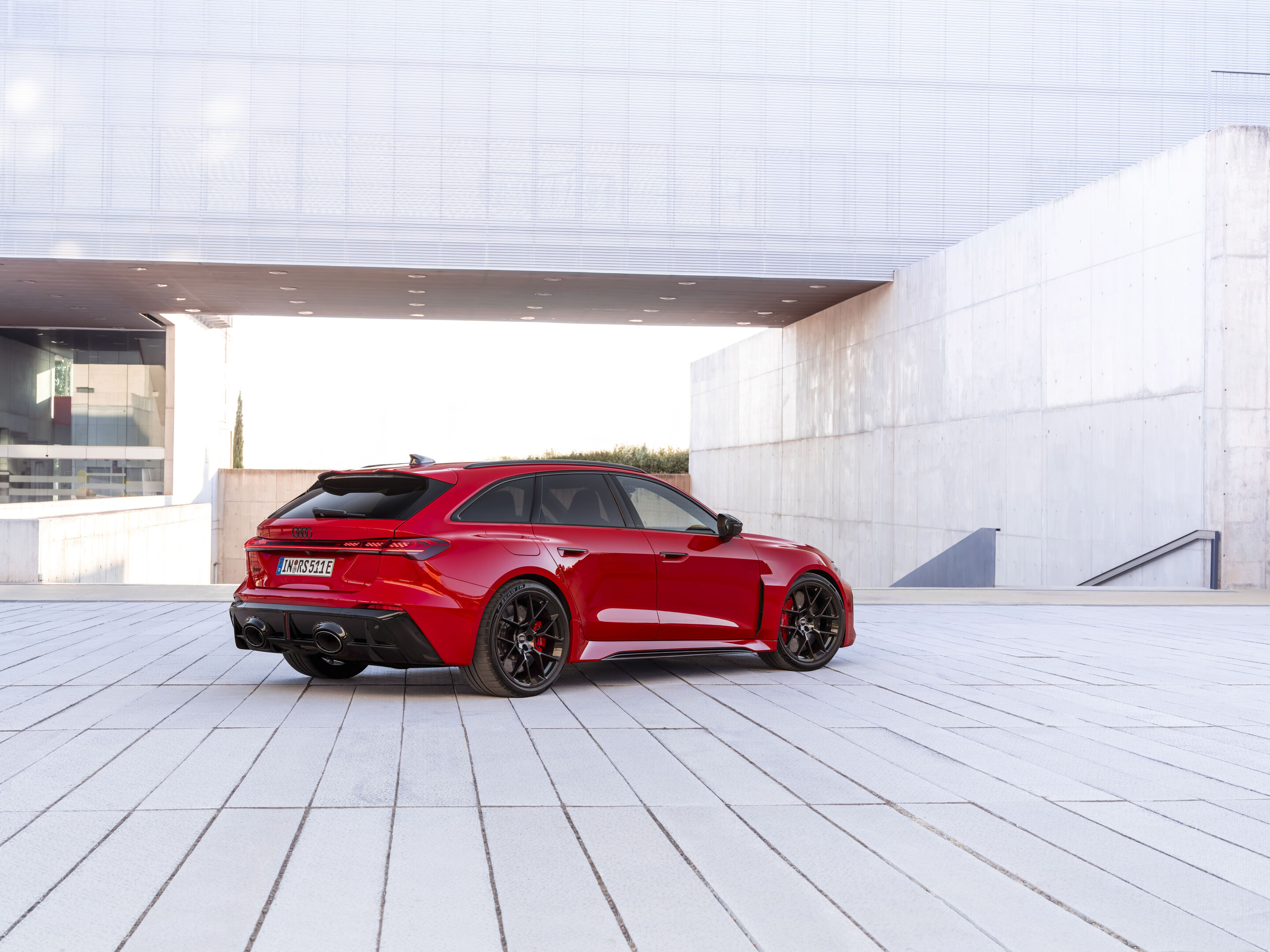 Audi RS 5 Avant - Progressiv red metallic, outdoor static photo, exterior, three-quarter rear view