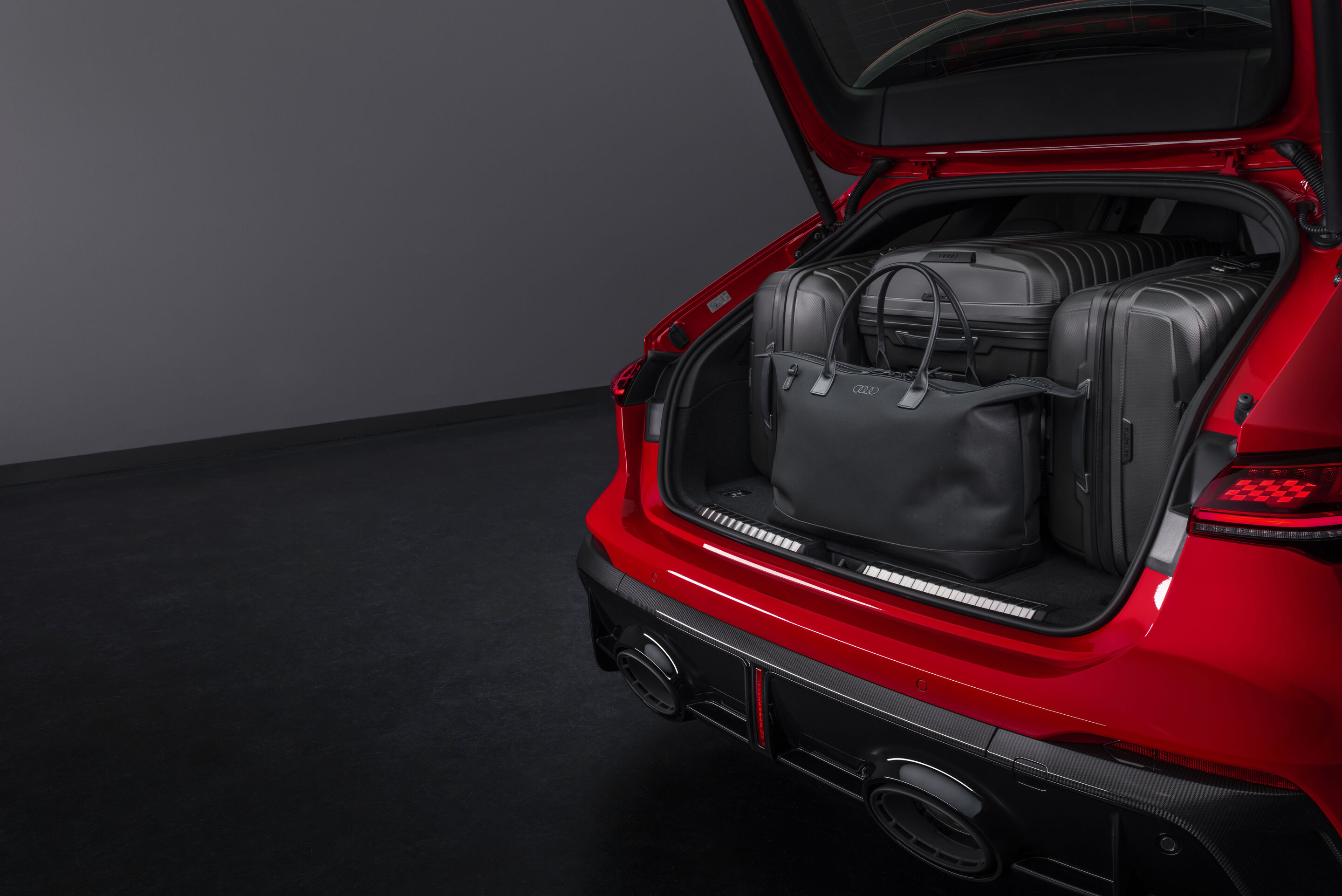 Audi RS 5 Avant - Progressivrot Metallic, Indoor-Standaufnahme, Exterieur, Detailansicht Heck