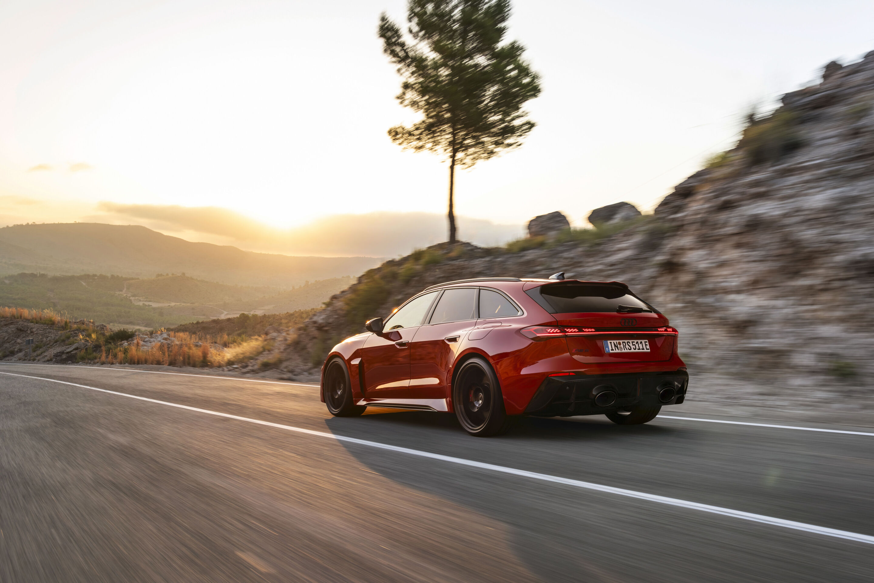 Audi RS 5 Avant - Progressiv red metallic, outdoor dynamic photo, exterior, three-quarter rear view
