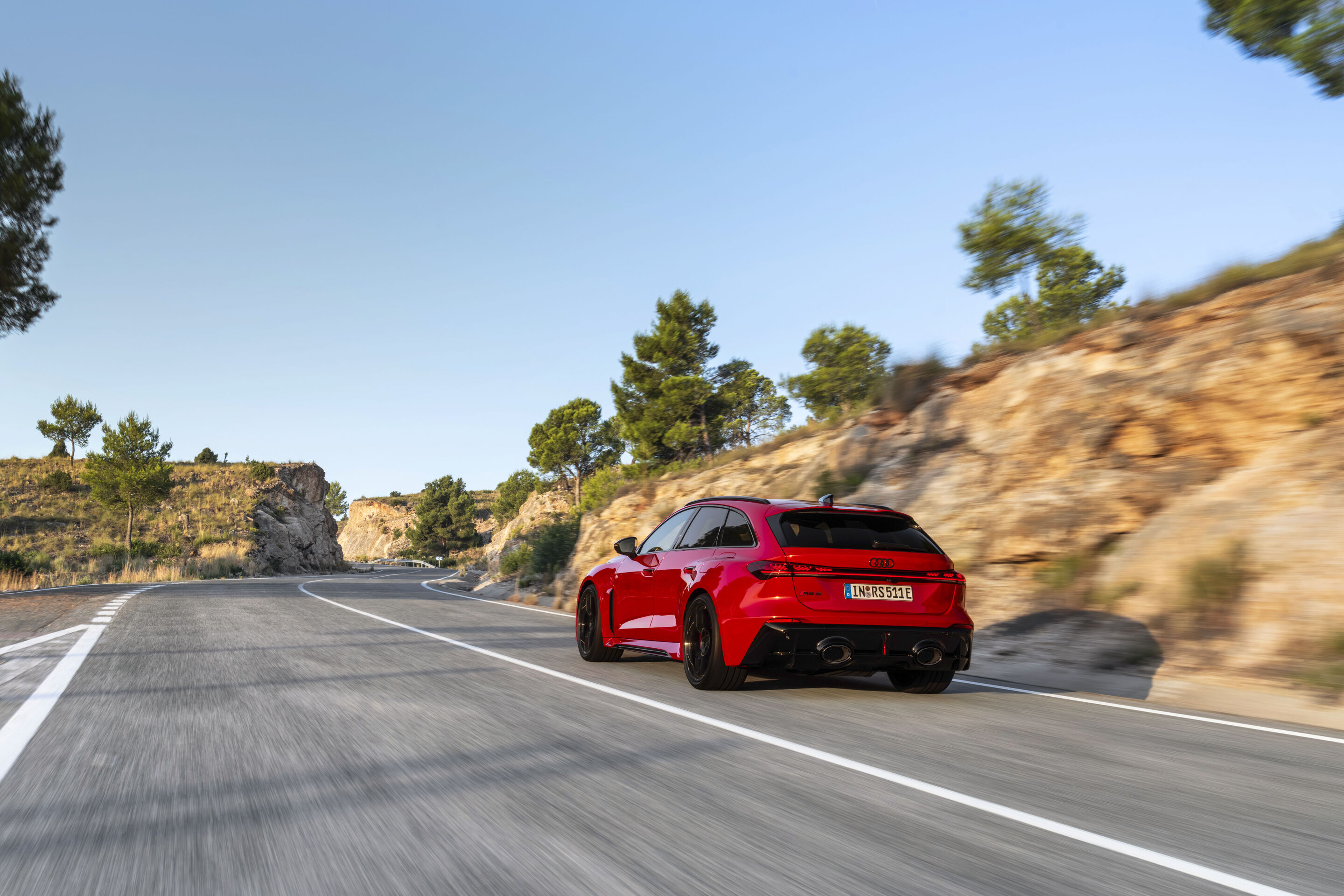 Audi RS 5 Avant - Progressiv red metallic, outdoor dynamic photo, exterior, three-quarter rear view