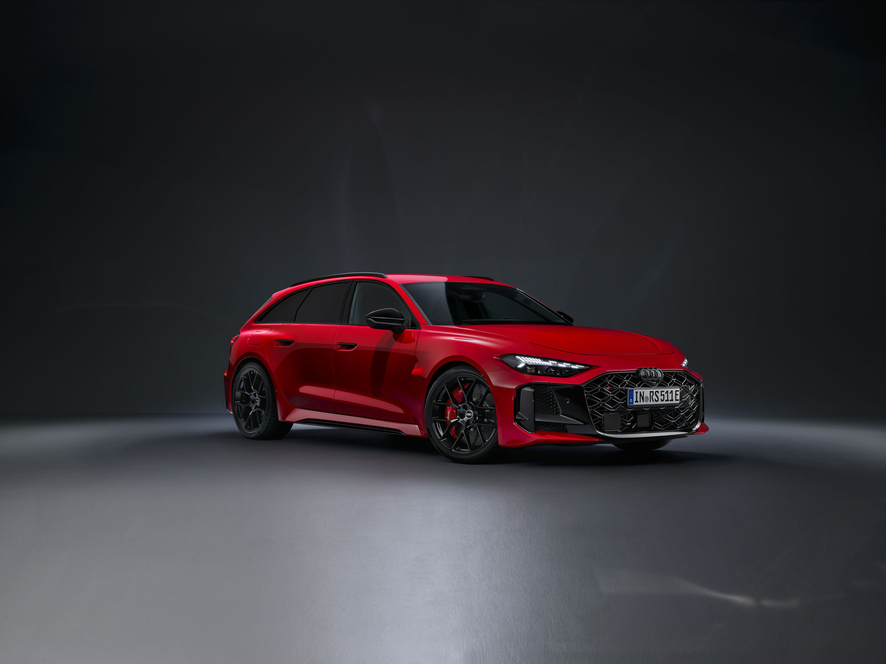 Audi RS 5 Avant - Progressivrot Metallic, Indoor-Standaufnahme, Exterieur, Dreiviertelfrontansicht