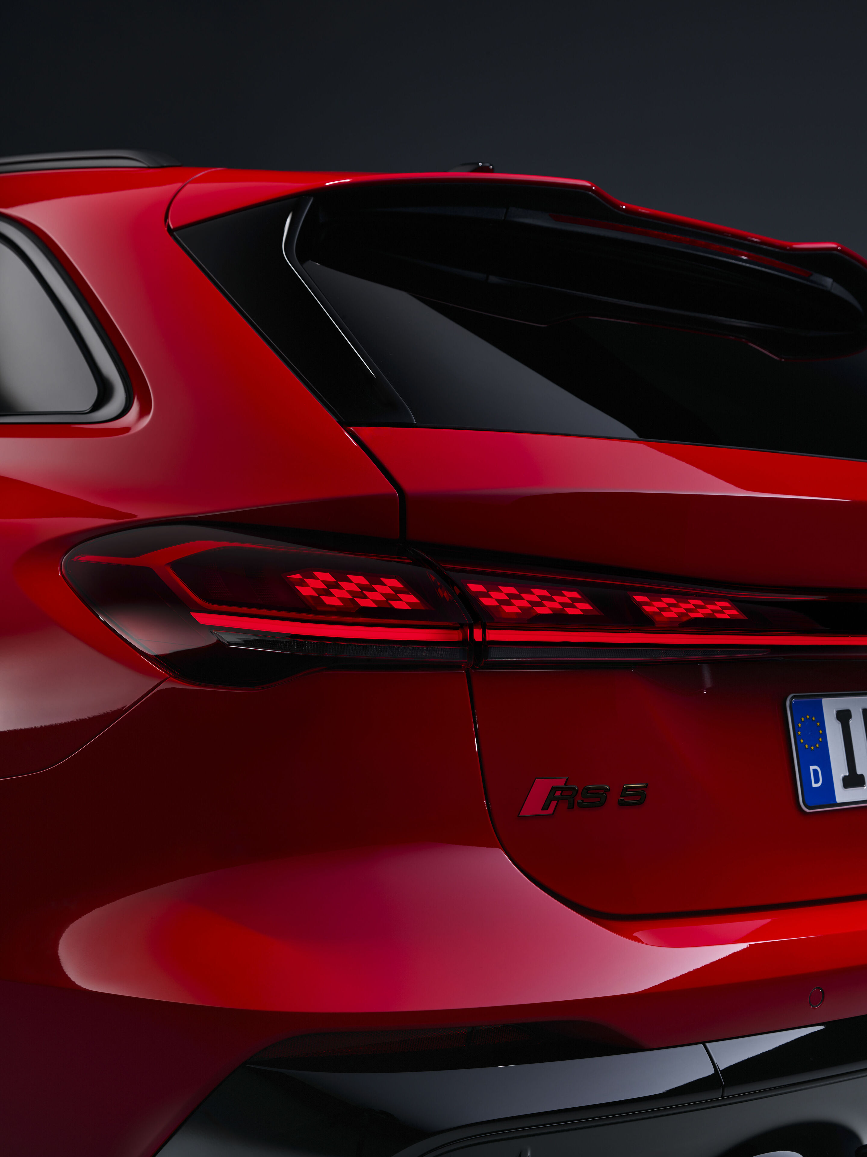 Audi RS 5 Avant - Progressivrot Metallic, Indoor-Standaufnahme, Exterieur, Detailansicht Heck