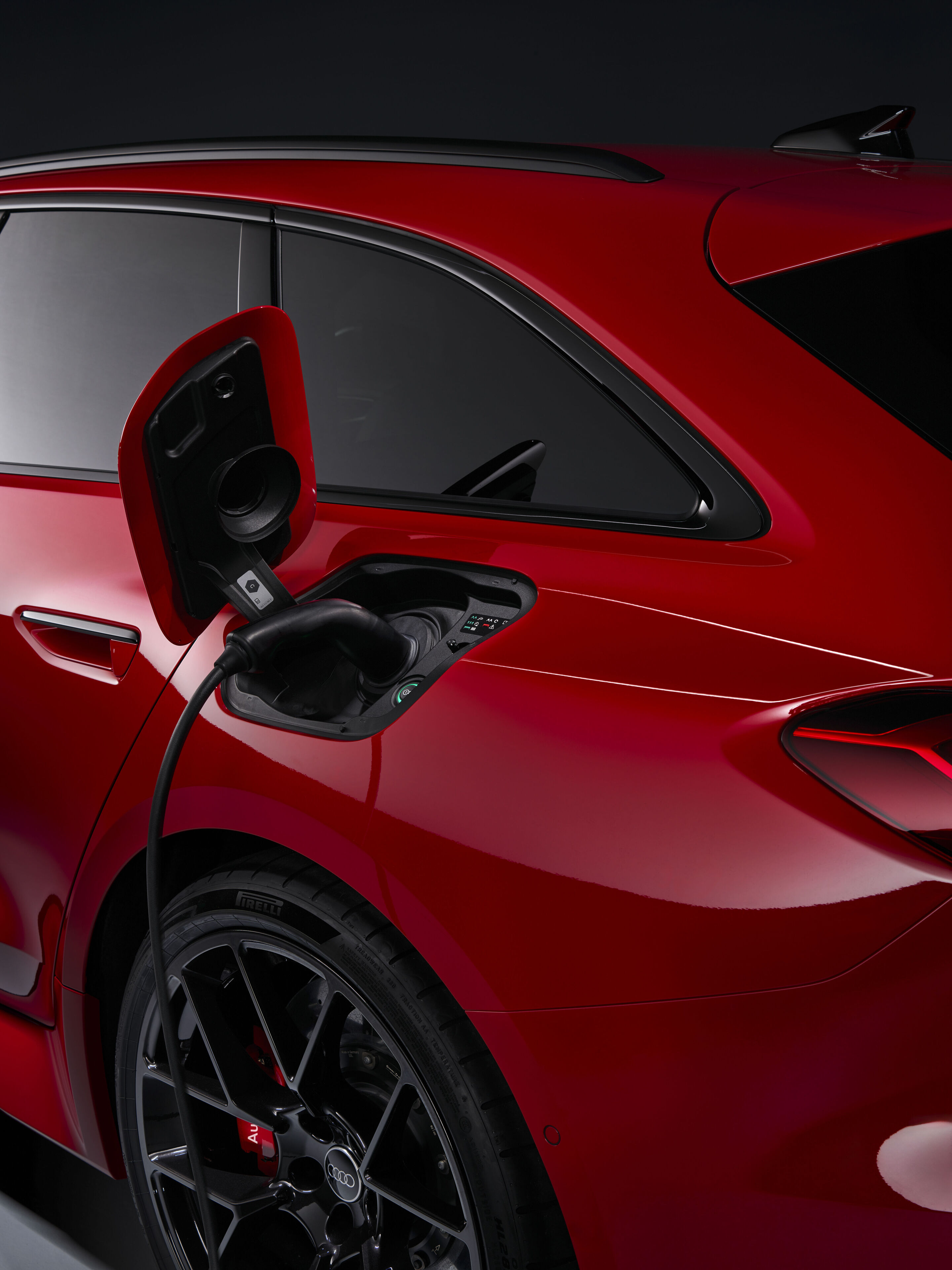 Audi RS 5 Avant - Progressivrot Metallic, Indoor-Standaufnahme, Exterieur, Detailansicht Seite