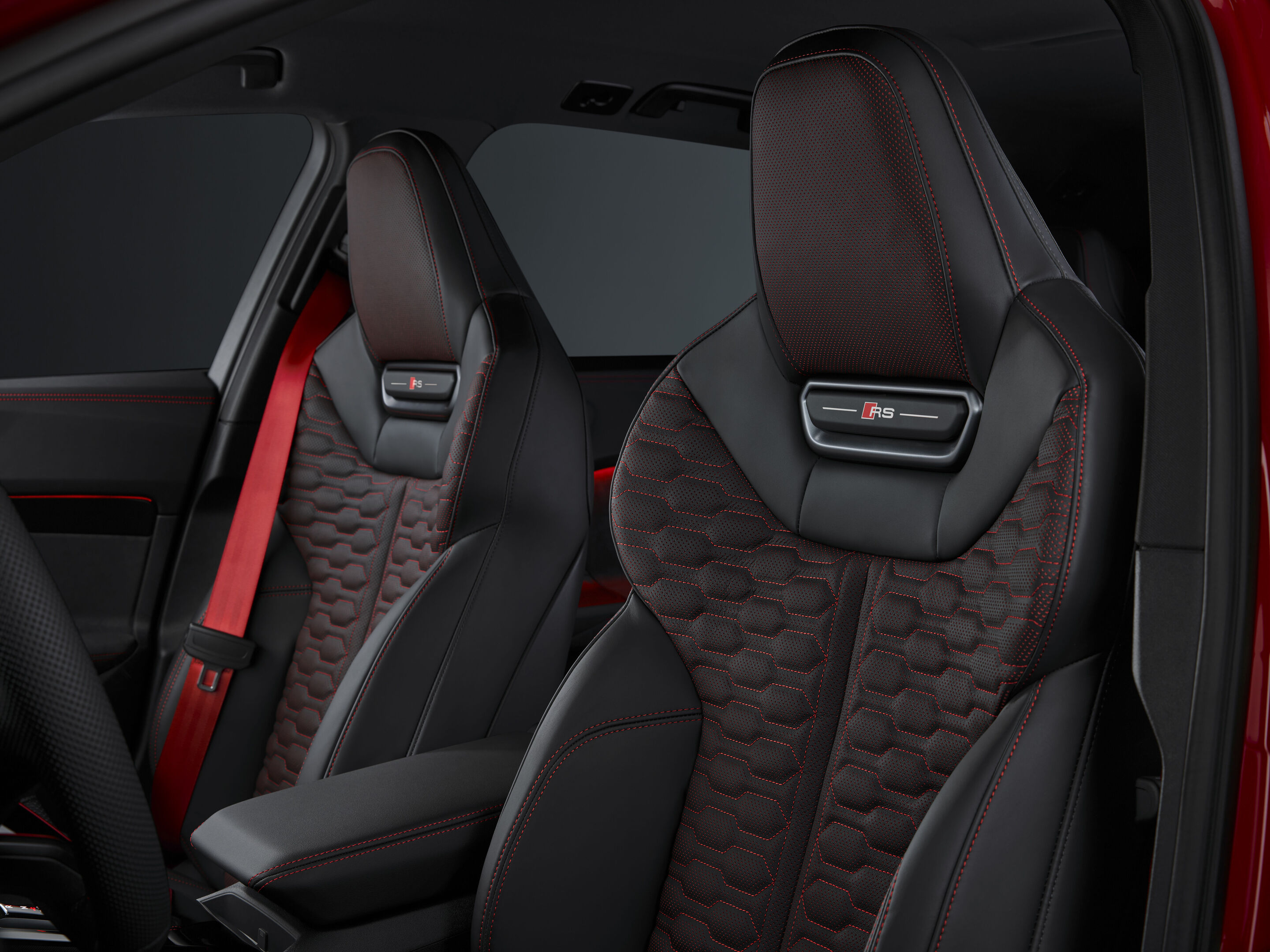Audi RS 5 Avant - Progressivrot Metallic, Indoor-Standaufnahme, Interieur
