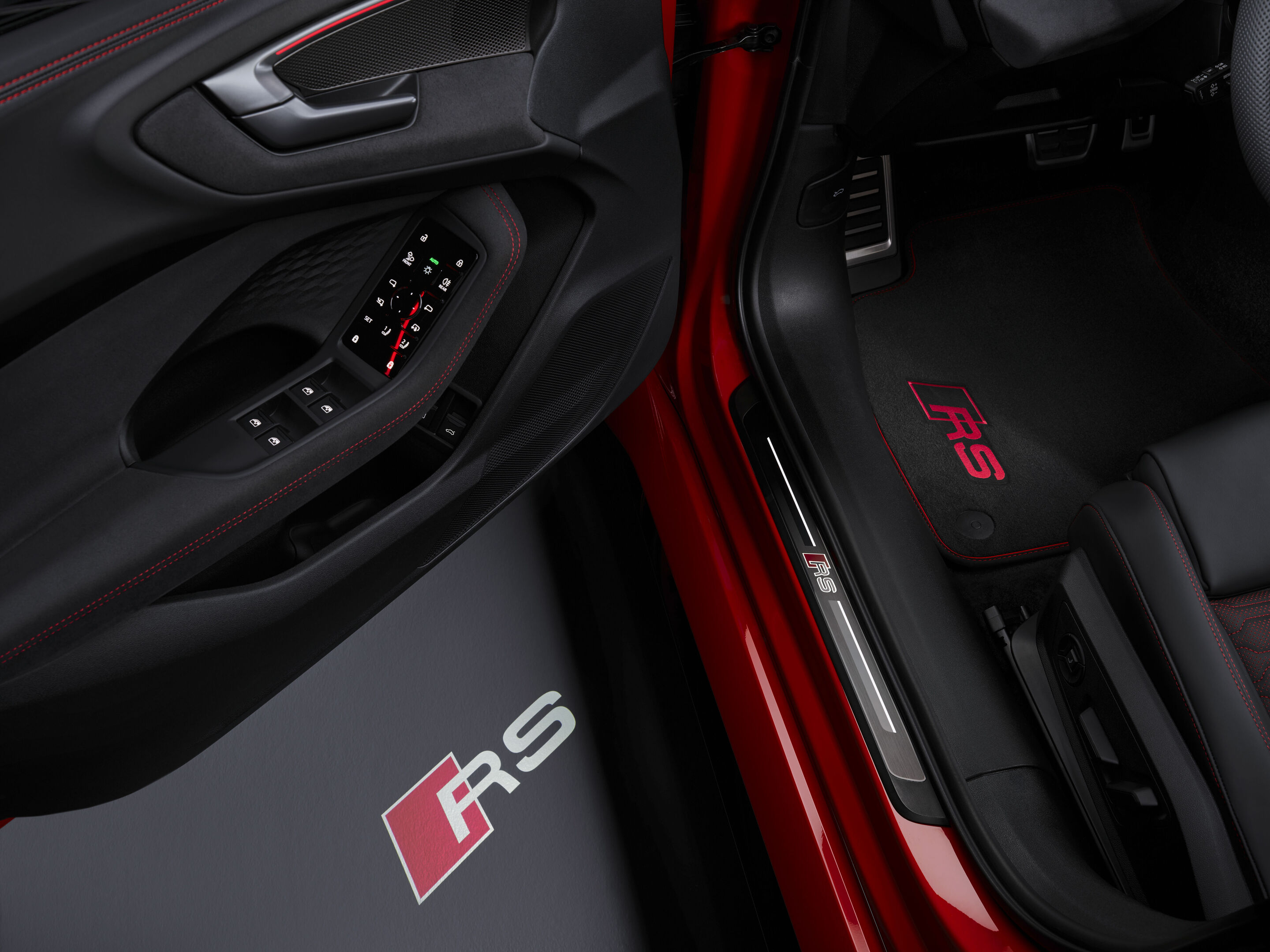 Audi RS 5 Avant - Progressivrot Metallic, Indoor-Standaufnahme, Interieur