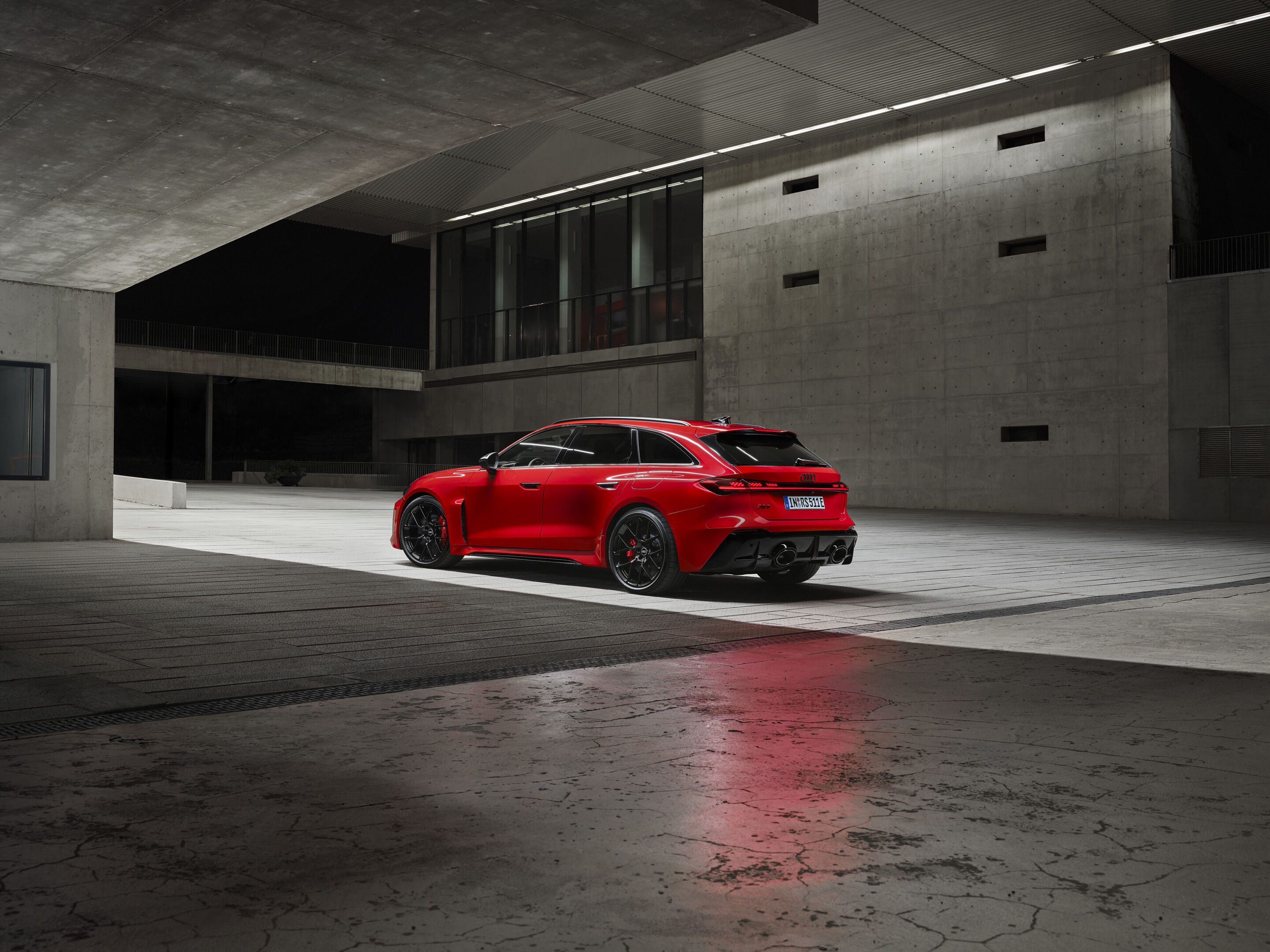 Audi RS 5 Avant - Progressiv red metallic, outdoor static photo, exterior, three-quarter rear view