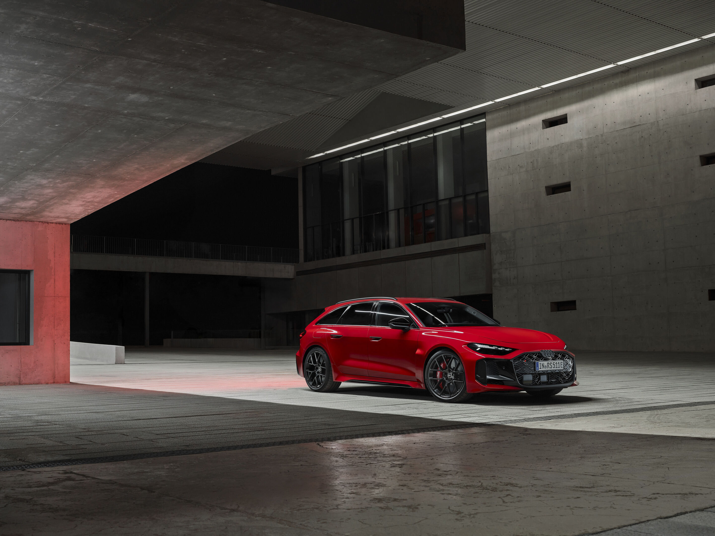 Audi RS 5 Avant - Progressiv red metallic, outdoor static photo, exterior, three-quarter front view