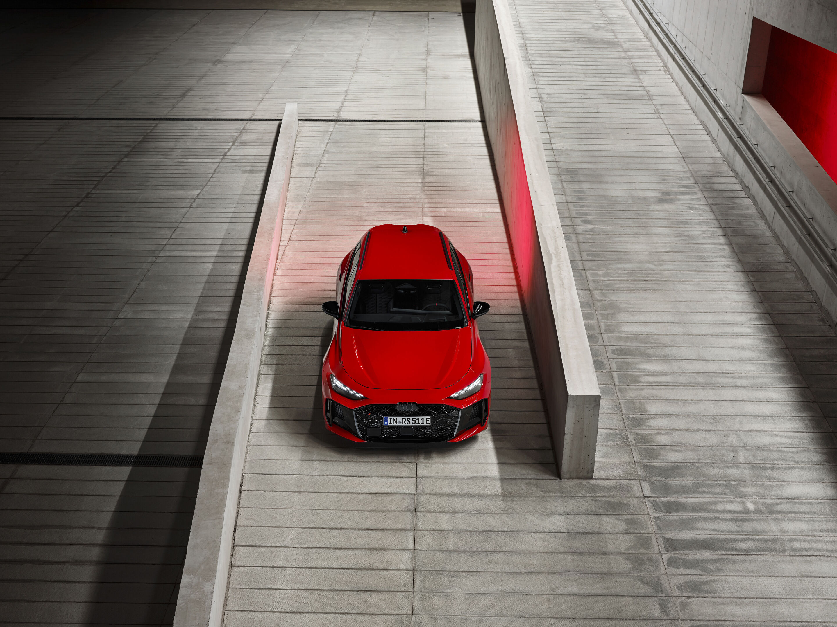 Audi RS 5 Avant - Progressiv red metallic, outdoor static photo, exterior, front view