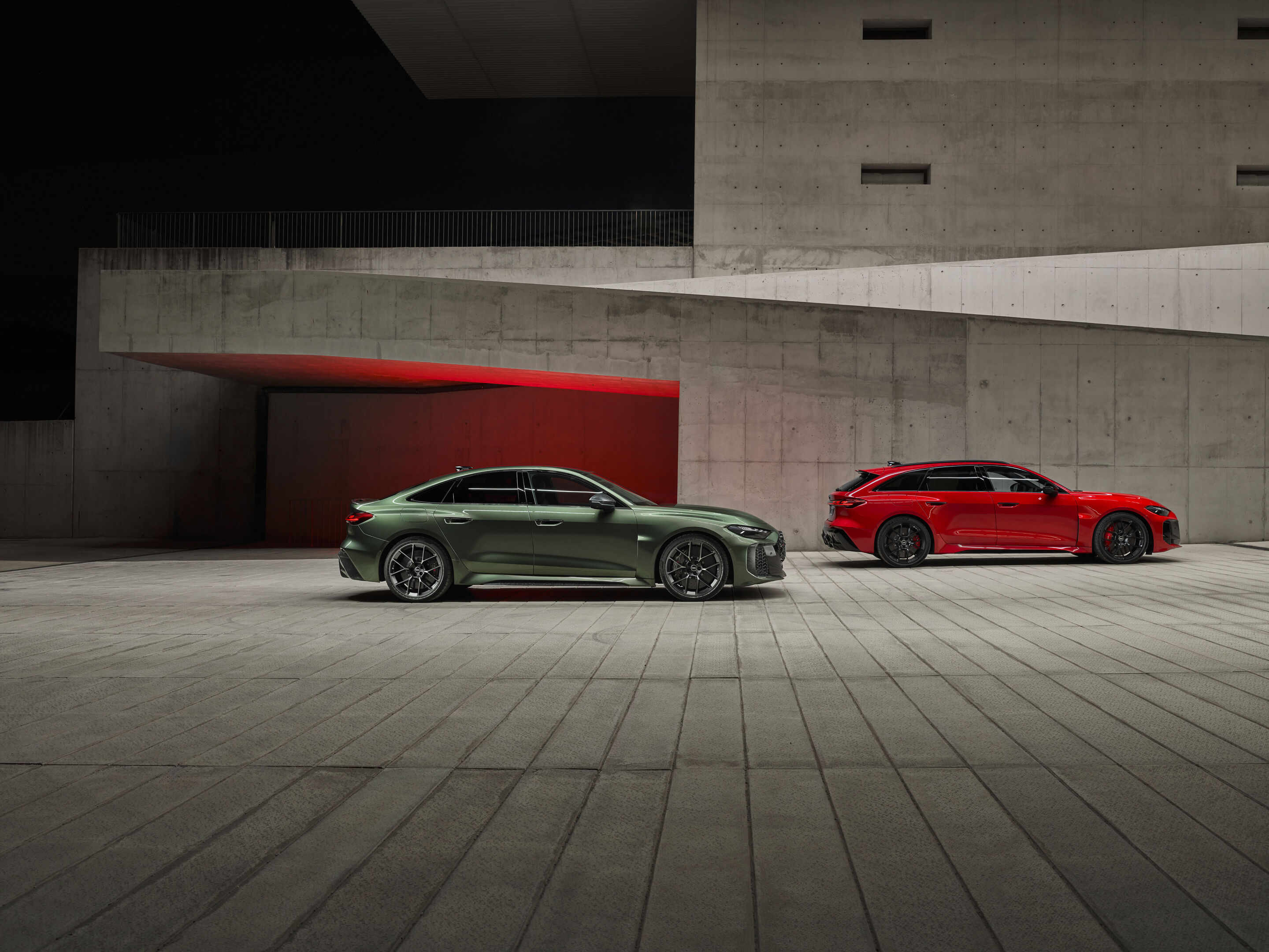 Audi RS 5 Limousine / Audi RS 5 Avant - Bedfordgrün Metallic, Progressivrot Metallic, Outdoor-Standaufnahme, Exterieur, Seitenansicht