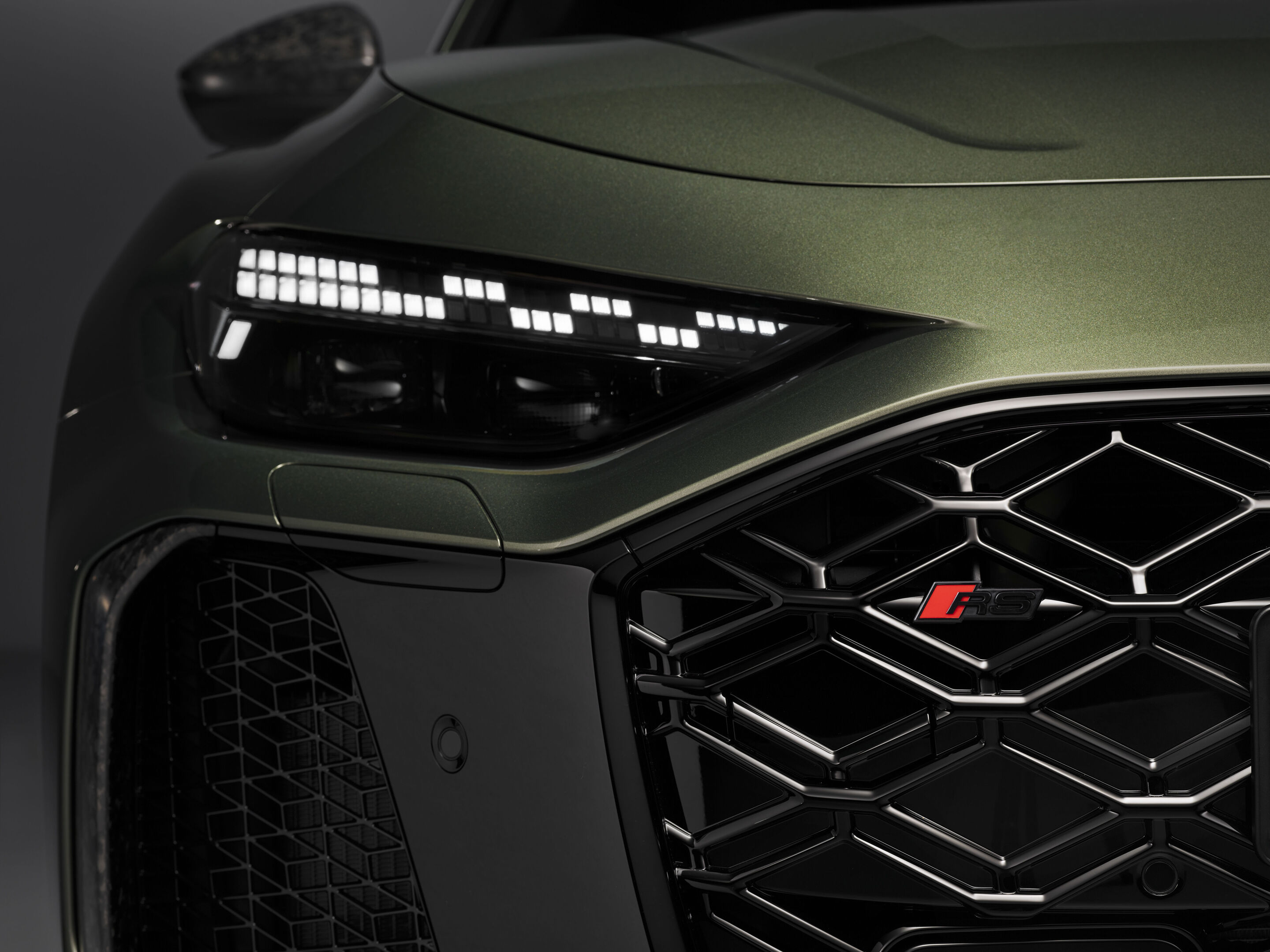 Audi RS 5 Limousine - Bedfordgrün Metallic, Indoor-Standaufnahme, Exterieur, Detailansicht Front