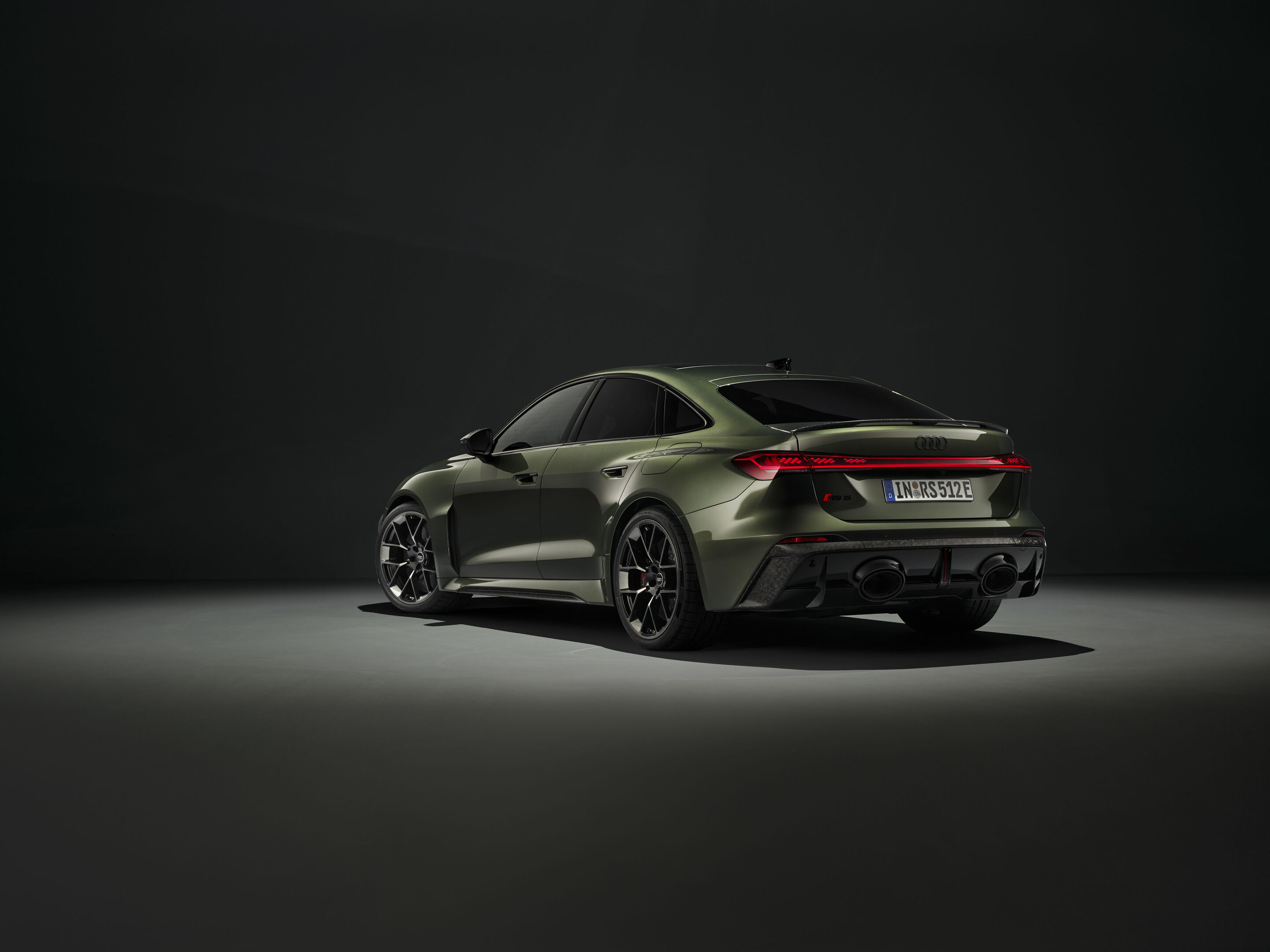 Audi RS 5 Limousine - Bedfordgrün Metallic, Indoor-Standaufnahme, Exterieur, Dreiviertelheckansicht