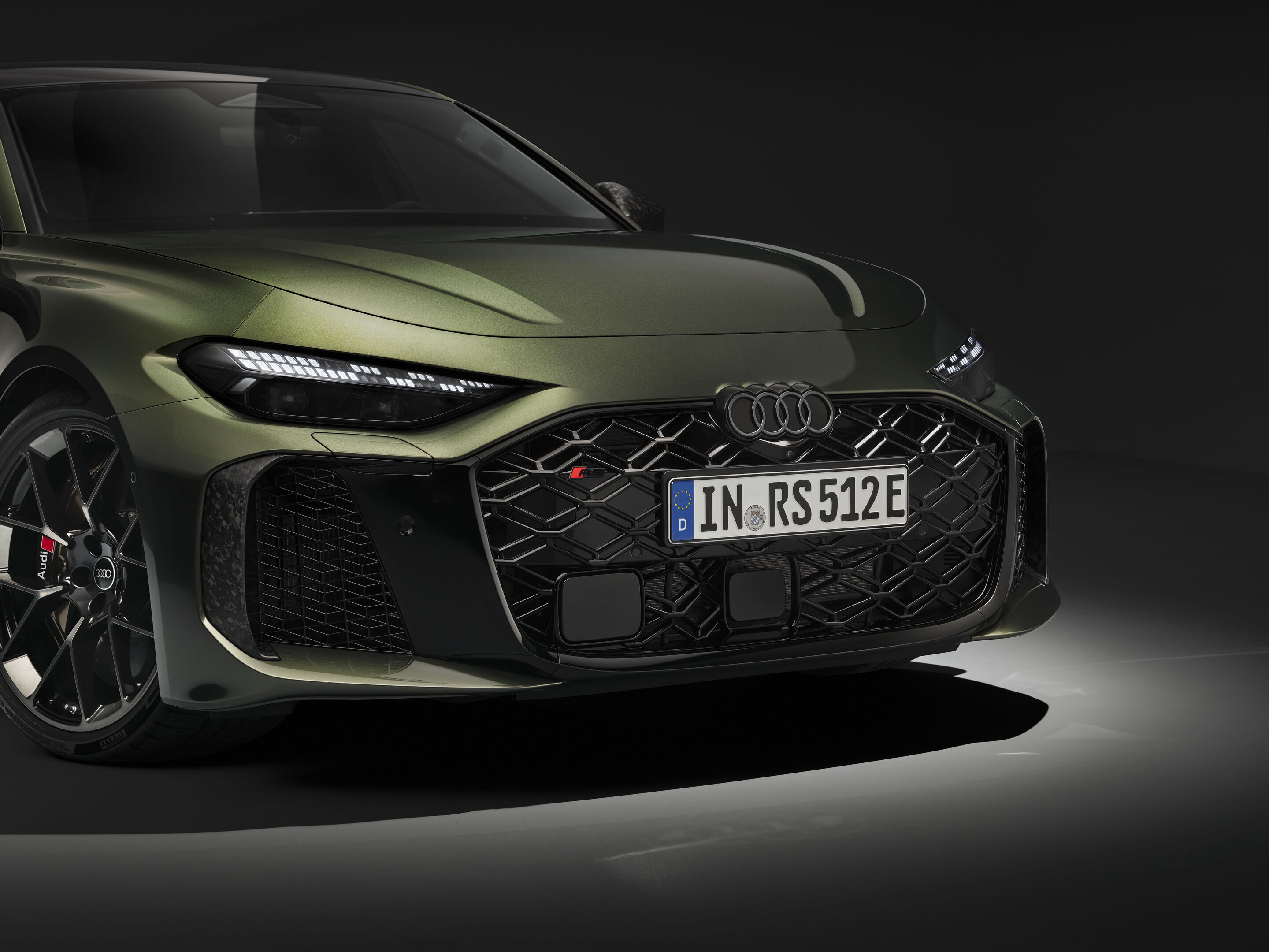 Audi RS 5 Limousine - Bedfordgrün Metallic, Indoor-Standaufnahme, Exterieur, Detailansicht Front