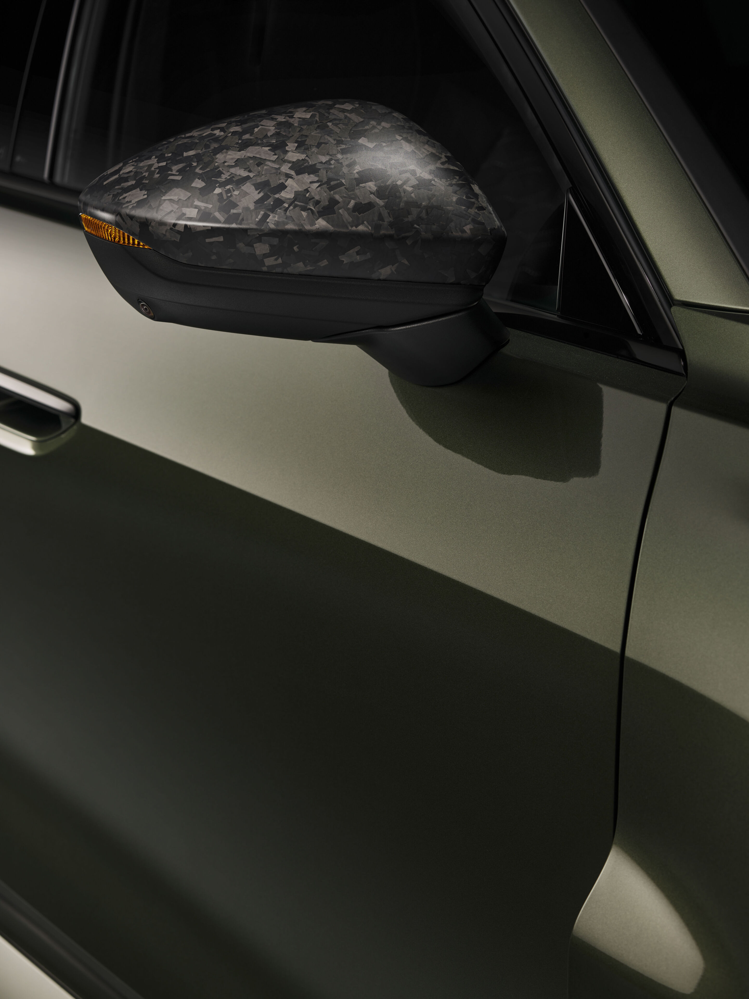 Audi RS 5 Limousine - Bedfordgrün Metallic, Indoor-Standaufnahme, Exterieur, Detailansicht Seite