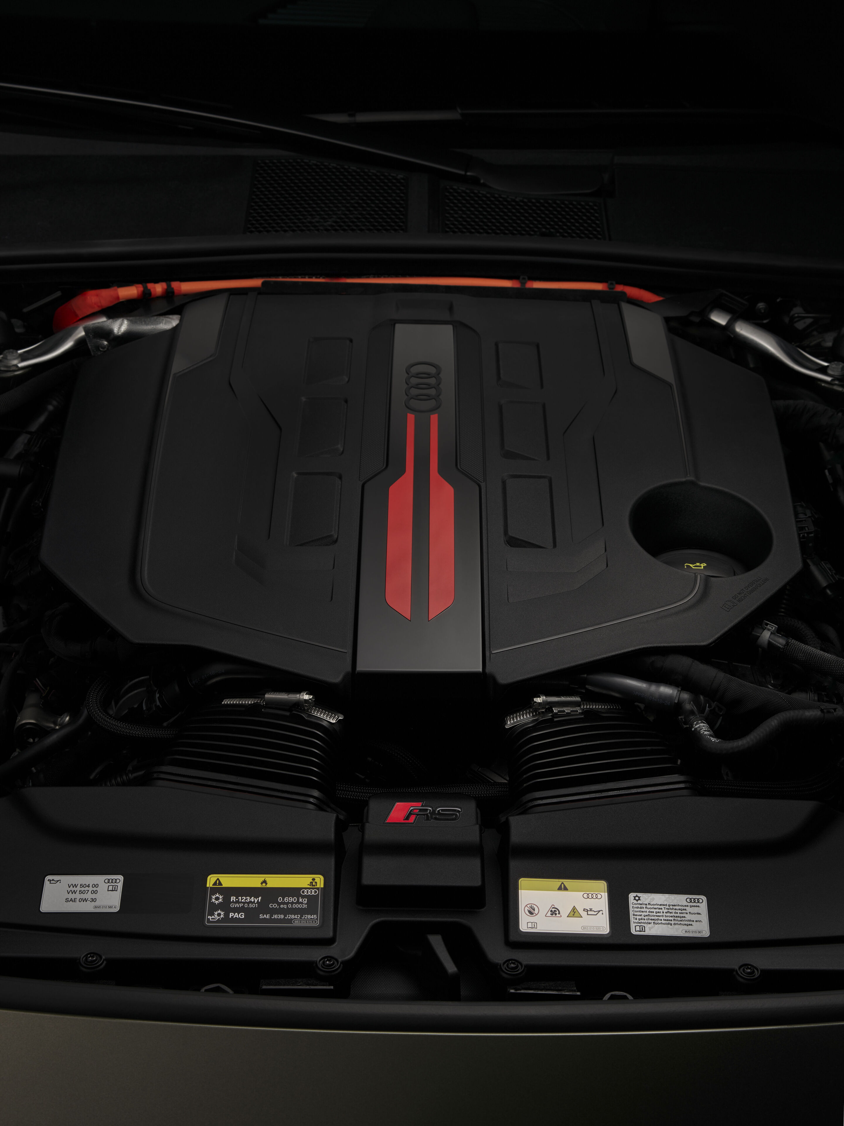 Audi RS 5 Limousine - Bedfordgrün Metallic, Indoor-Standaufnahme, Exterieur, Detailansicht Motor