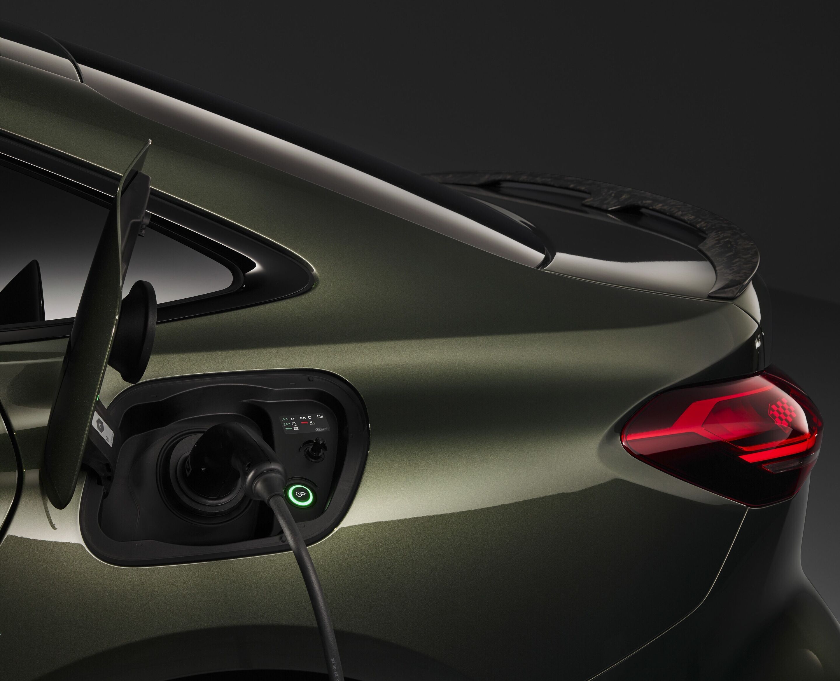 Audi RS 5 Limousine - Bedfordgrün Metallic, Indoor-Standaufnahme, Exterieur, Detailansicht Seite