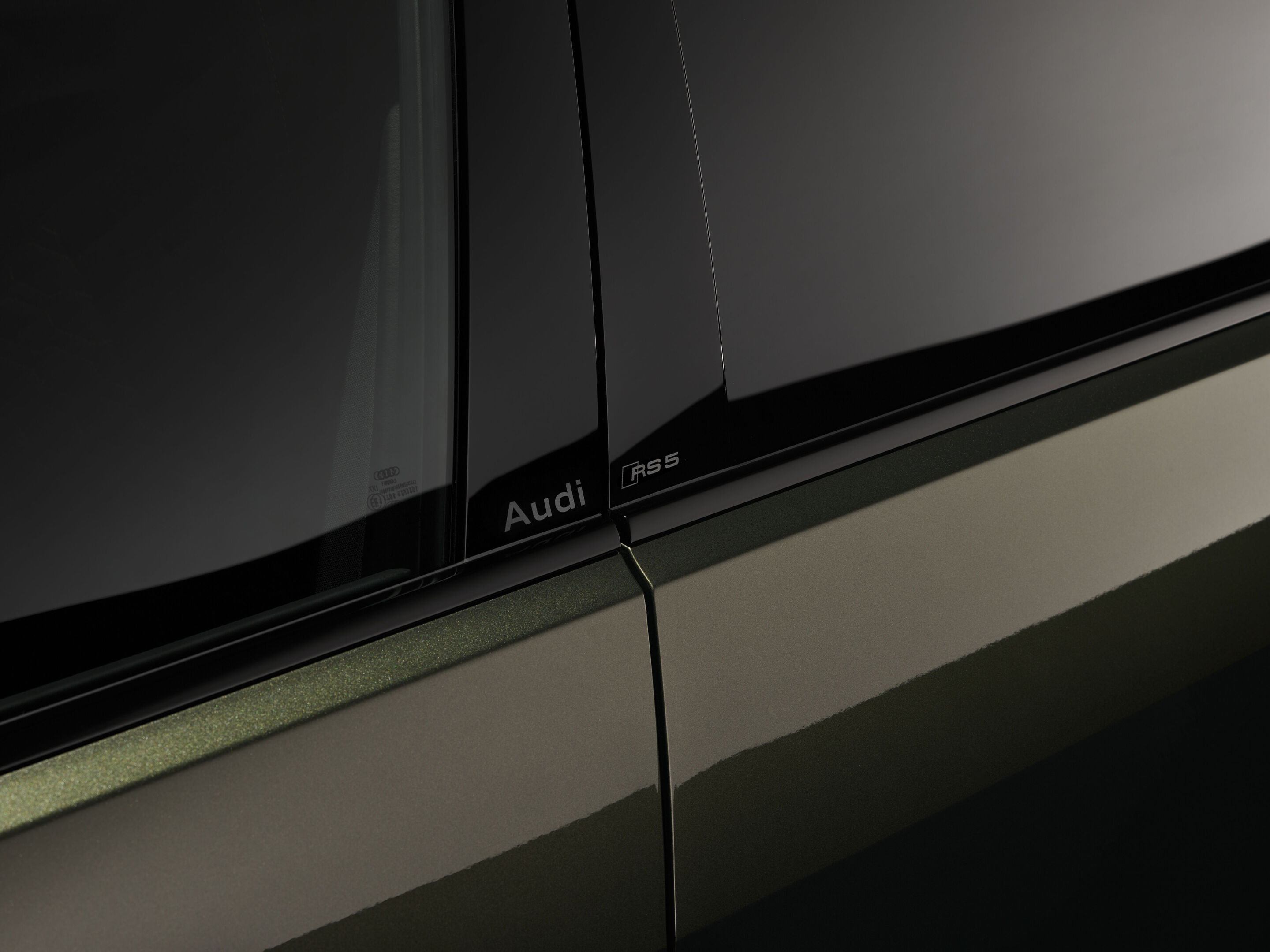 Audi RS 5 Limousine - Bedfordgrün Metallic, Indoor-Standaufnahme, Exterieur, Detailansicht Seite