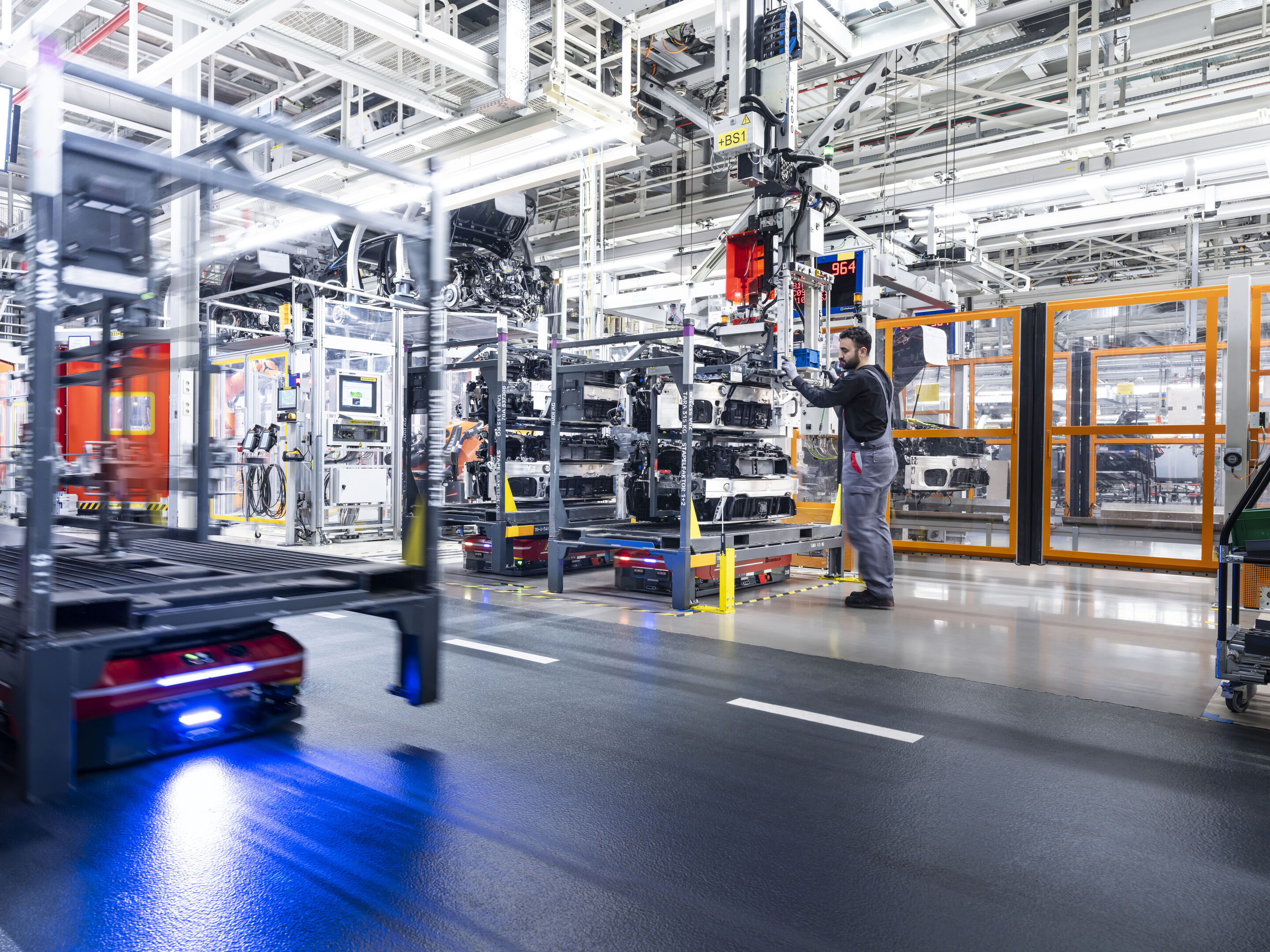Driverless transport vehicles in the assembly hall - At the Audi site in Neckarsulm, a completely new infrastructure of driverless transport vehicles is under construction in the assembly hall of the Audi A5 and A6.