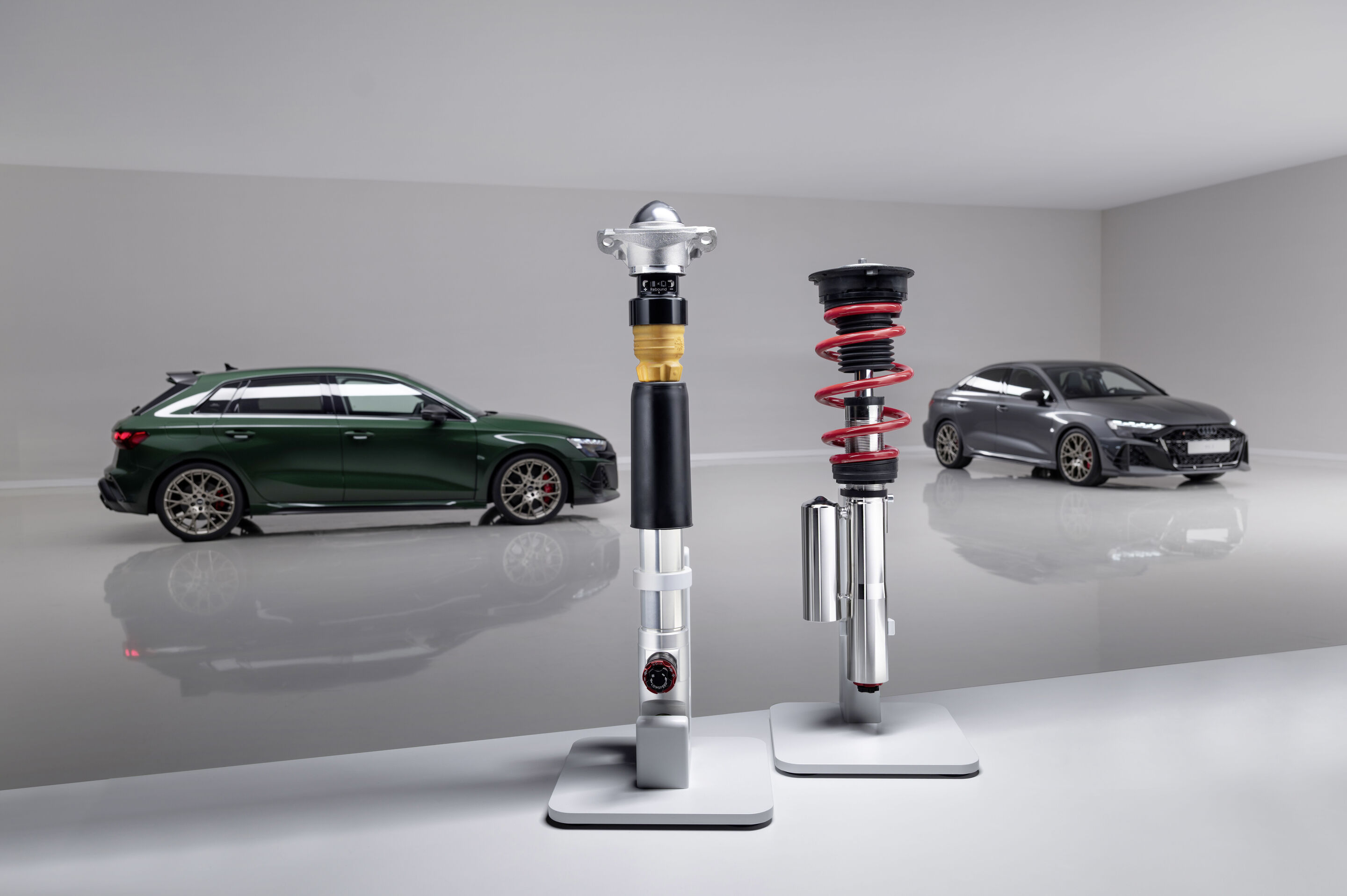 Audi RS 3 Sedan competition limited / Audi RS 3 Sportback competition limited - RS 3 Sportback competition limited (Malachite green) and RS 3 Sedan competition limited (Daytona gray pearl effect), indoor static photo, exterior, detailed view of coilover...