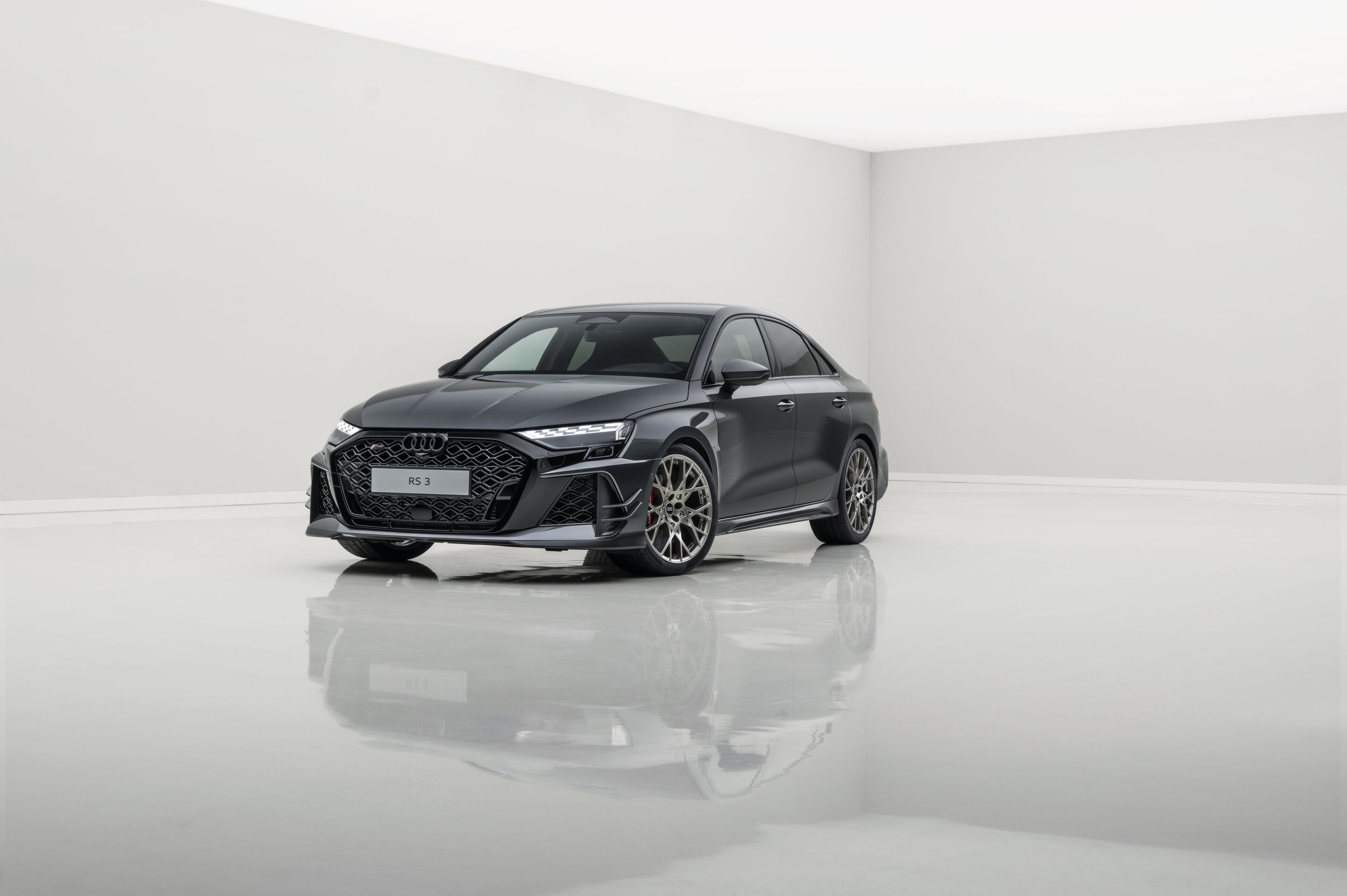Audi RS 3 Sedan competition limited - Daytona gray pearl effect, indoor static photo, exterior, three-quarter front view