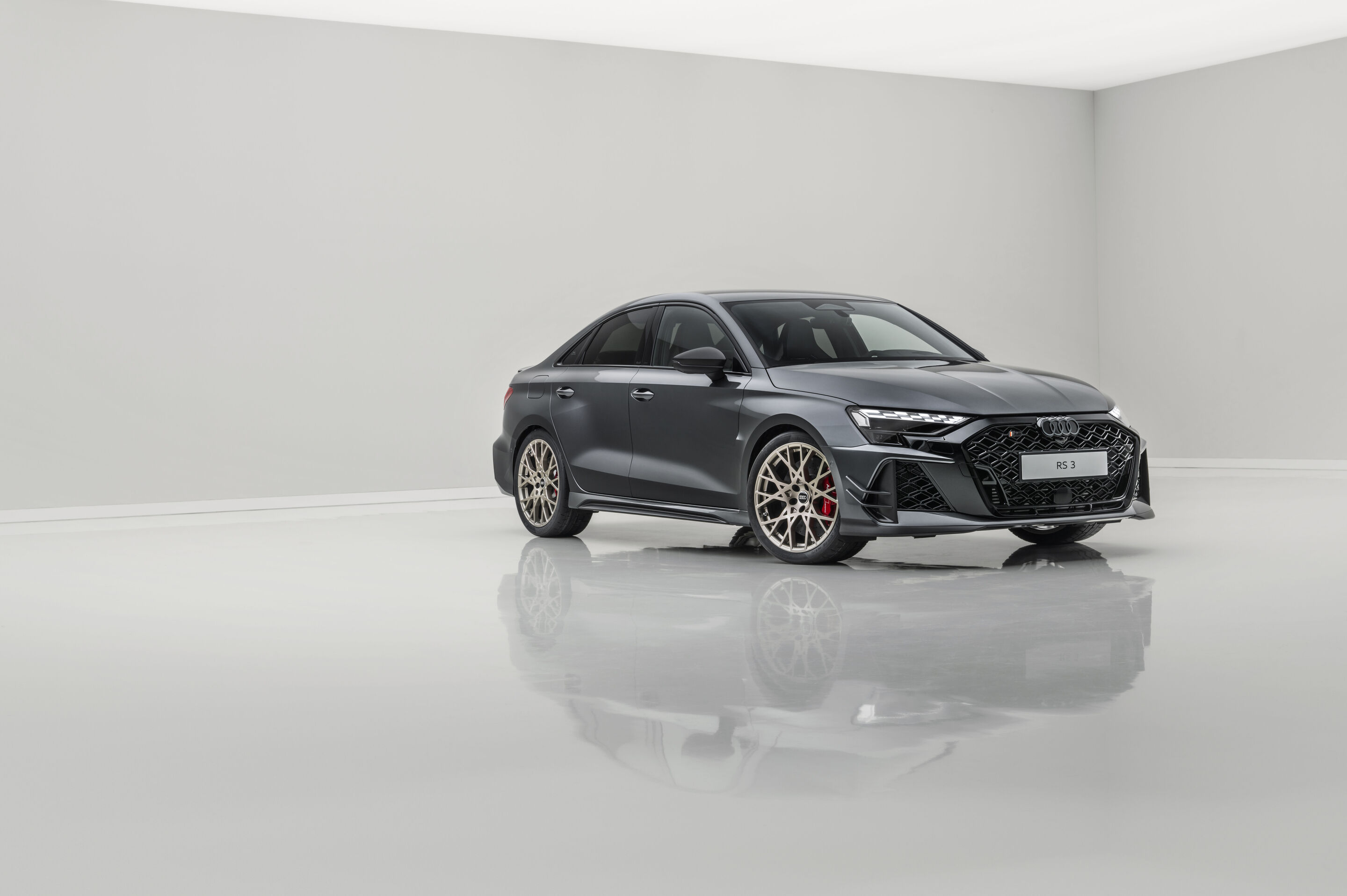 Audi RS 3 Sedan competition limited - Daytona gray pearl effect, indoor static photo, exterior, three-quarter front view