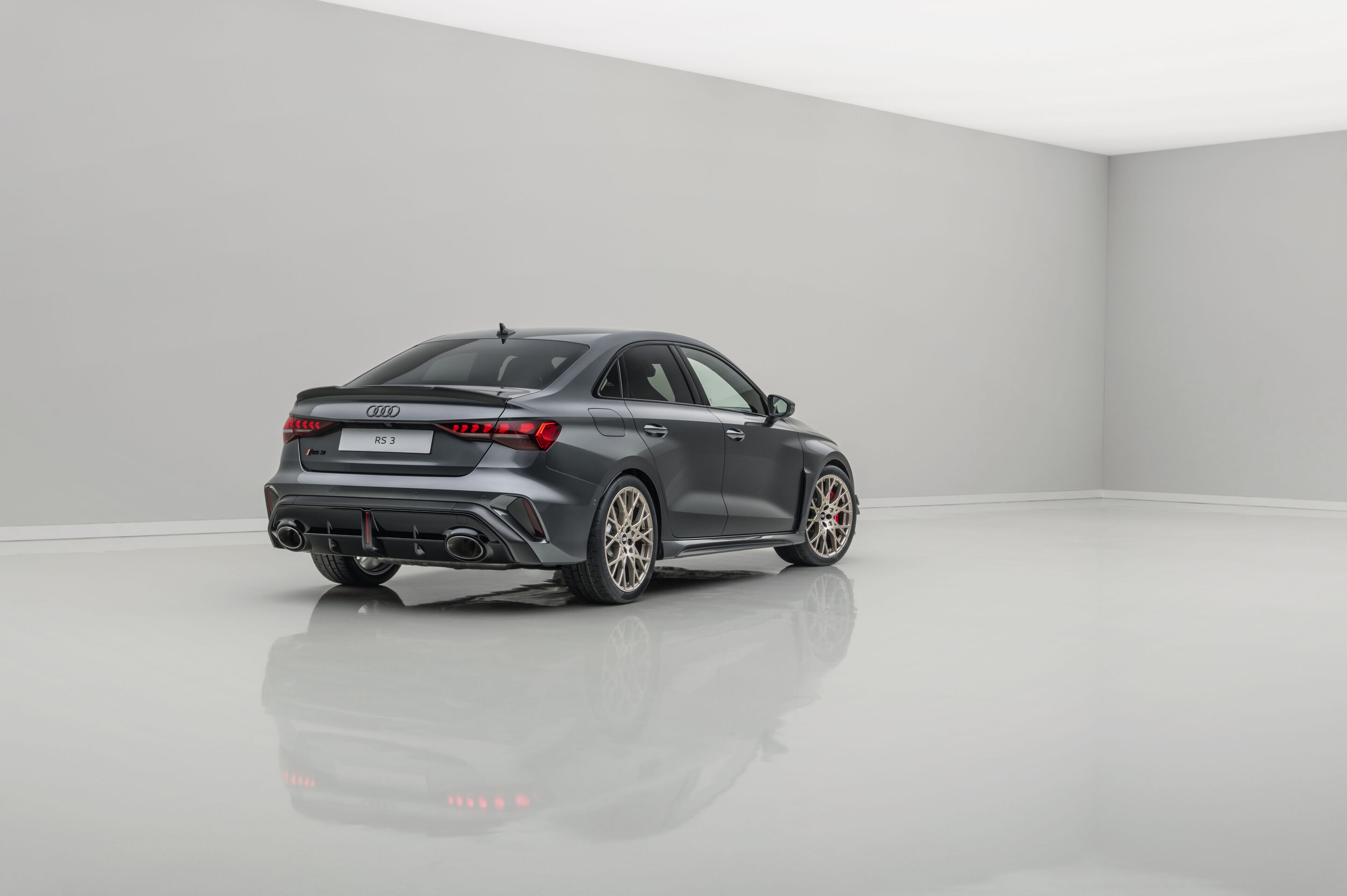 Audi RS 3 Sedan competition limited - Daytona gray pearl effect, indoor static photo, exterior, three-quarter rear view