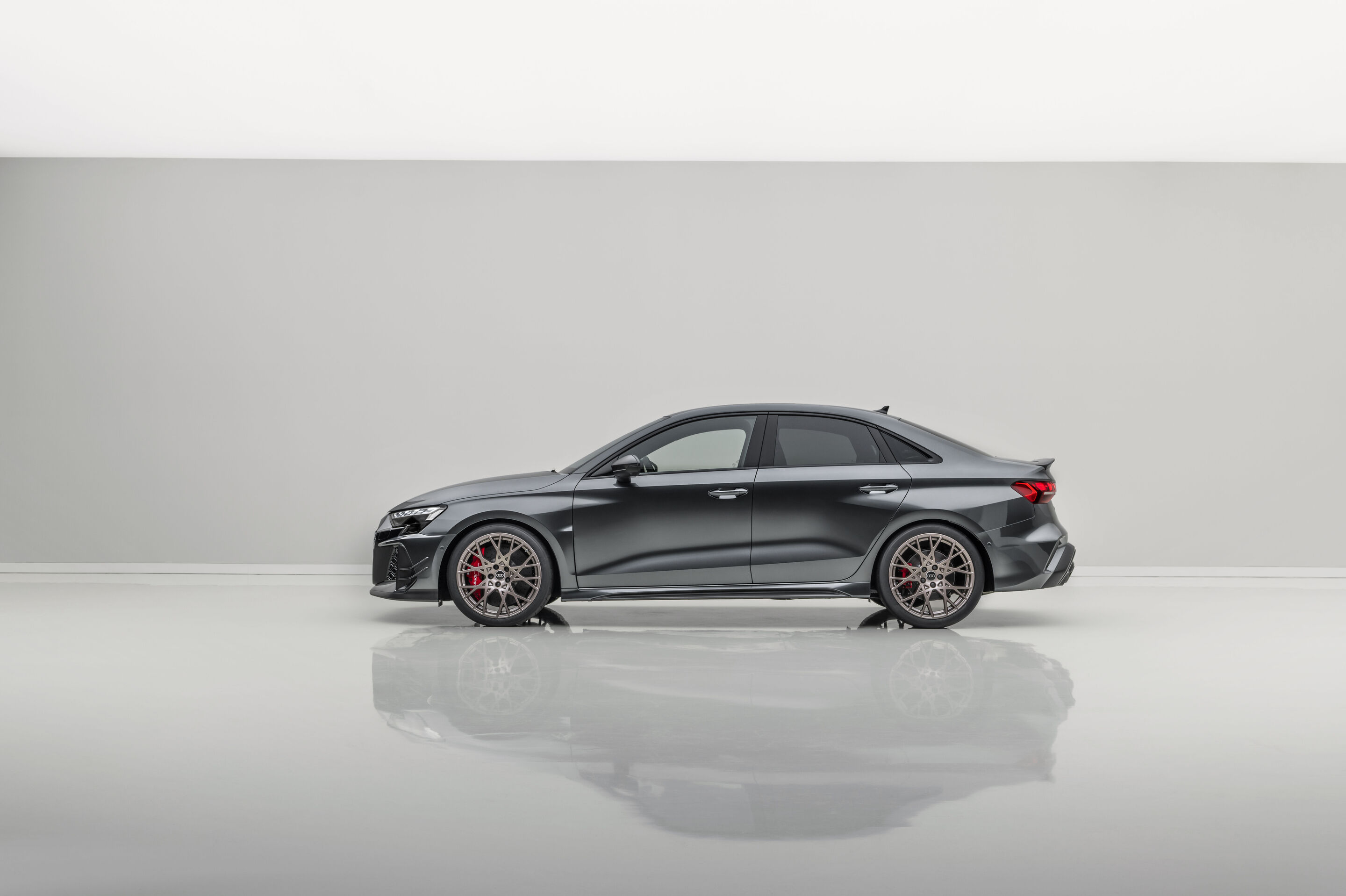 Audi RS 3 Sedan competition limited - Daytona gray pearl effect, indoor static photo, exterior, side view