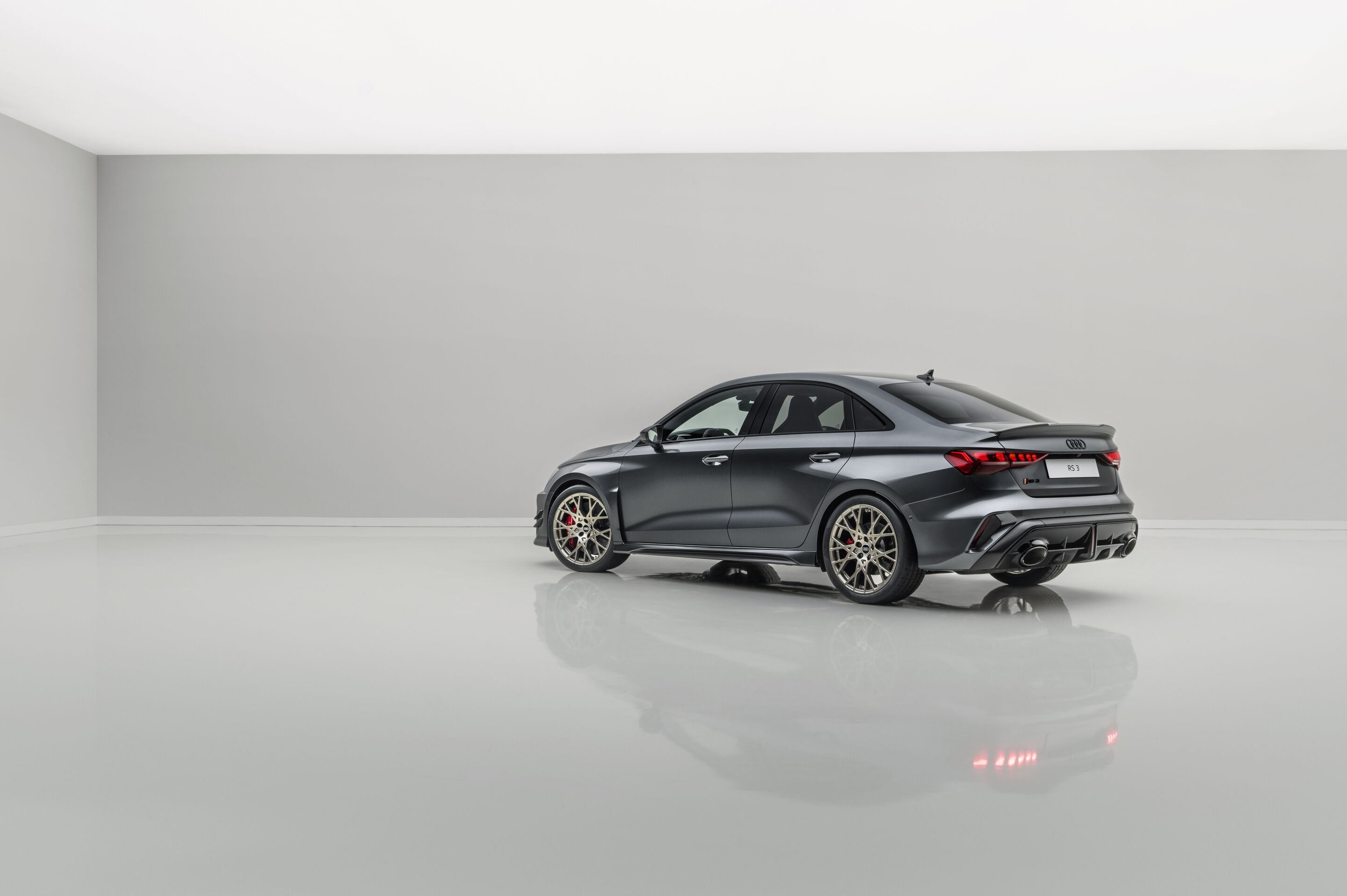 Audi RS 3 Sedan competition limited - Daytona gray pearl effect, indoor static photo, exterior, three-quarter rear view