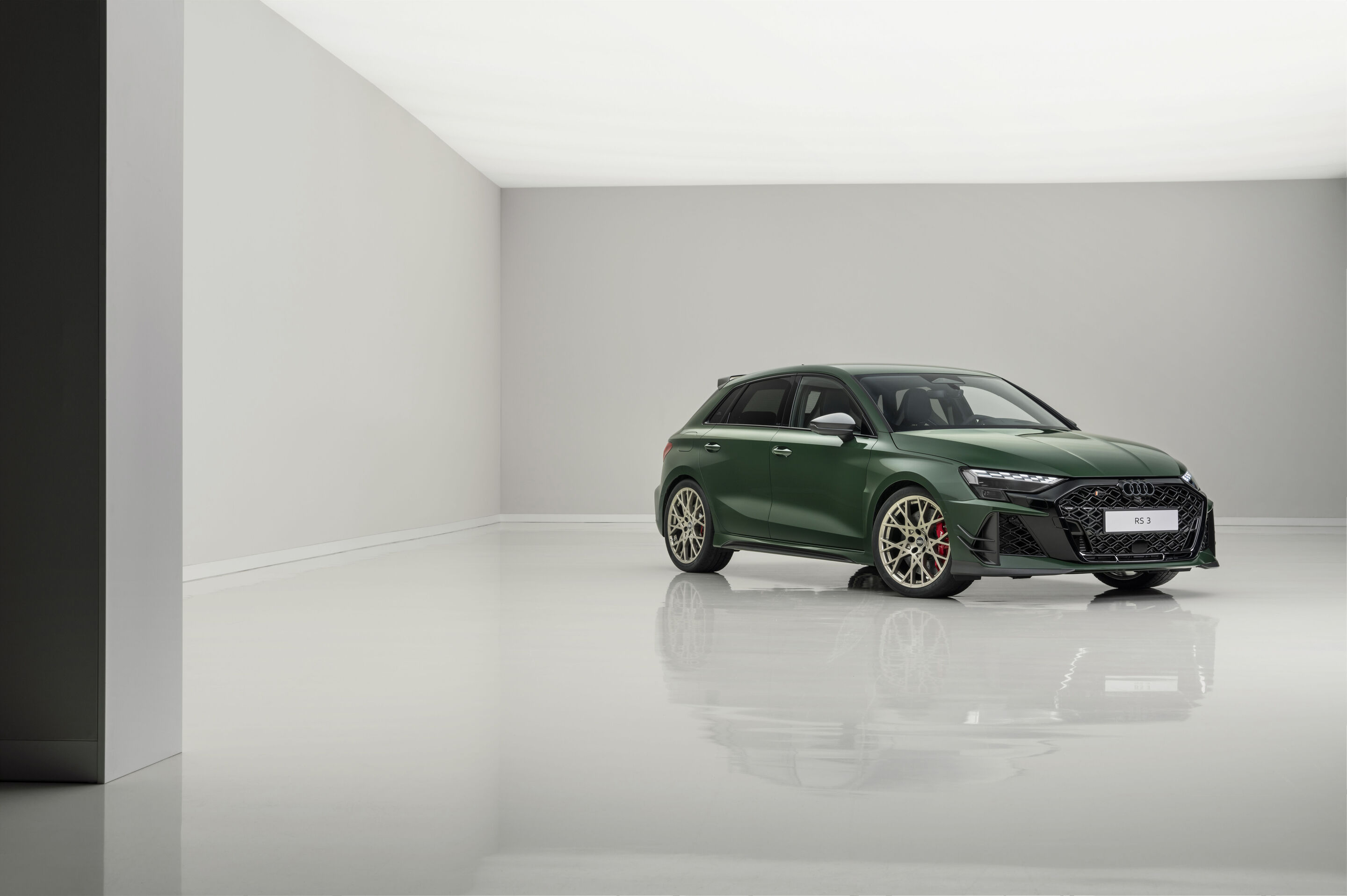 Audi RS 3 Sportback competition limited - Malachite green, indoor static photo, exterior, three-quarter front view