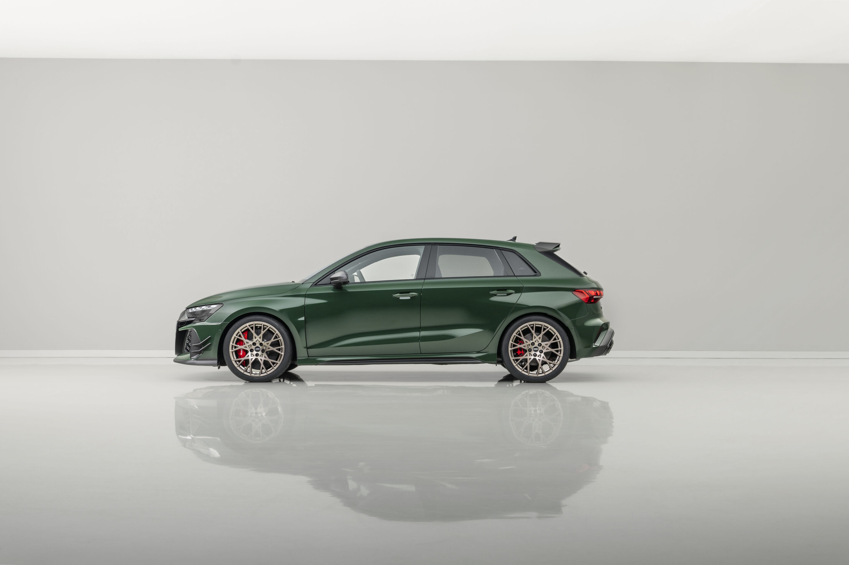 Audi RS 3 Sportback competition limited - Malachite green, indoor static photo, exterior, side view