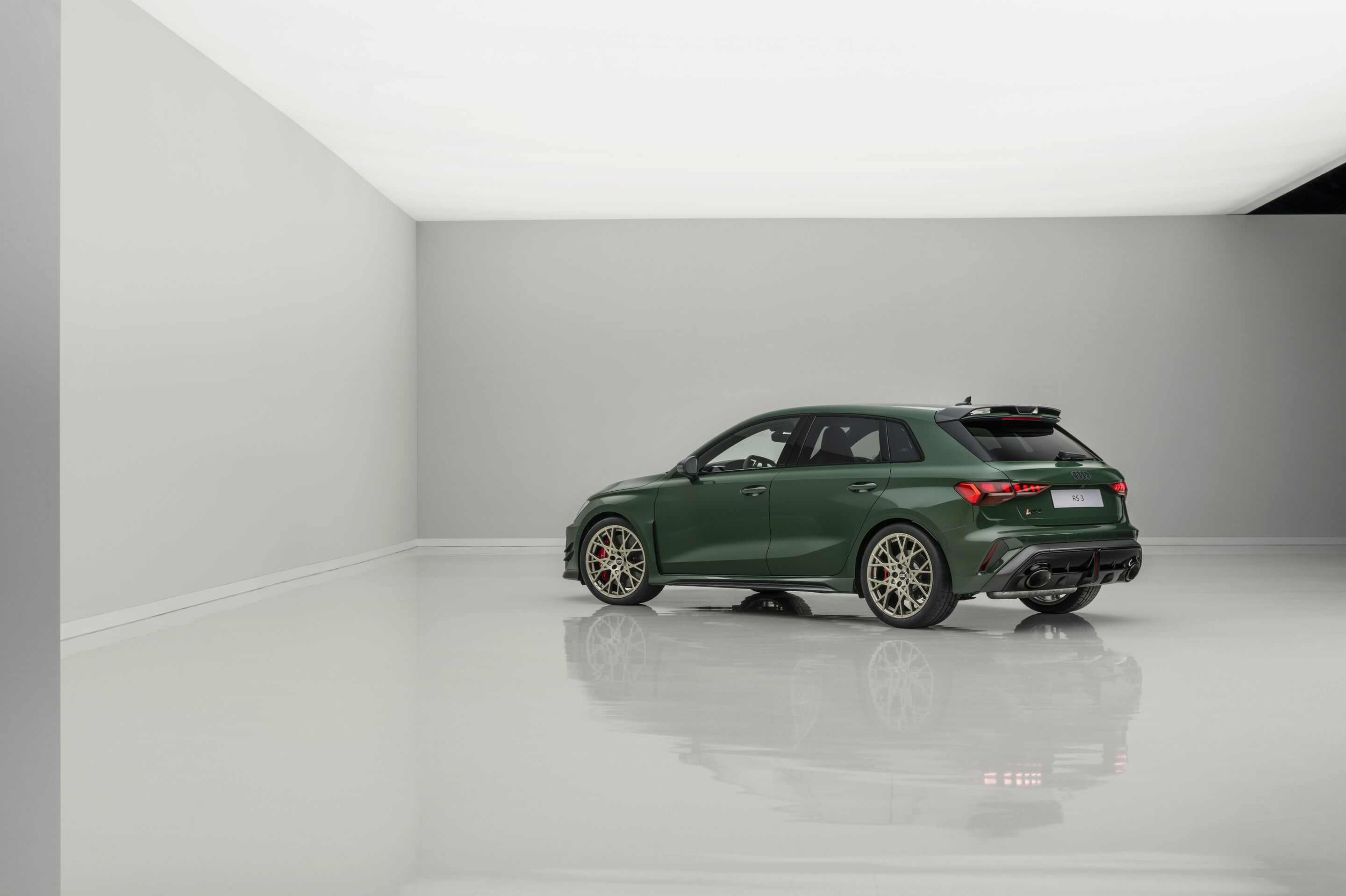 Audi RS 3 Sportback competition limited - Malachite green, indoor static photo, exterior, three-quarter rear view