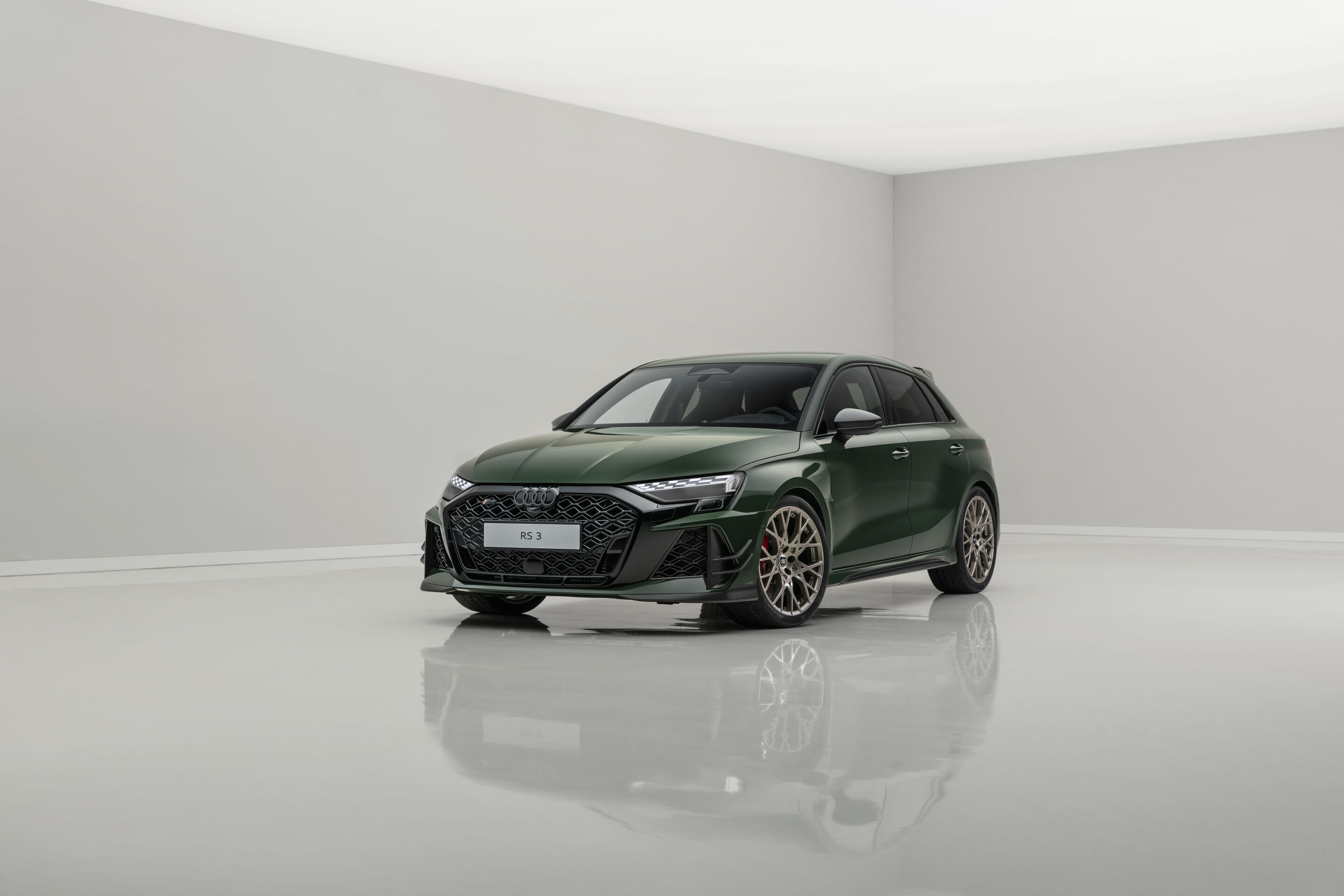 Audi RS 3 Sportback competition limited - Malachite green, indoor static photo, exterior, three-quarter front view