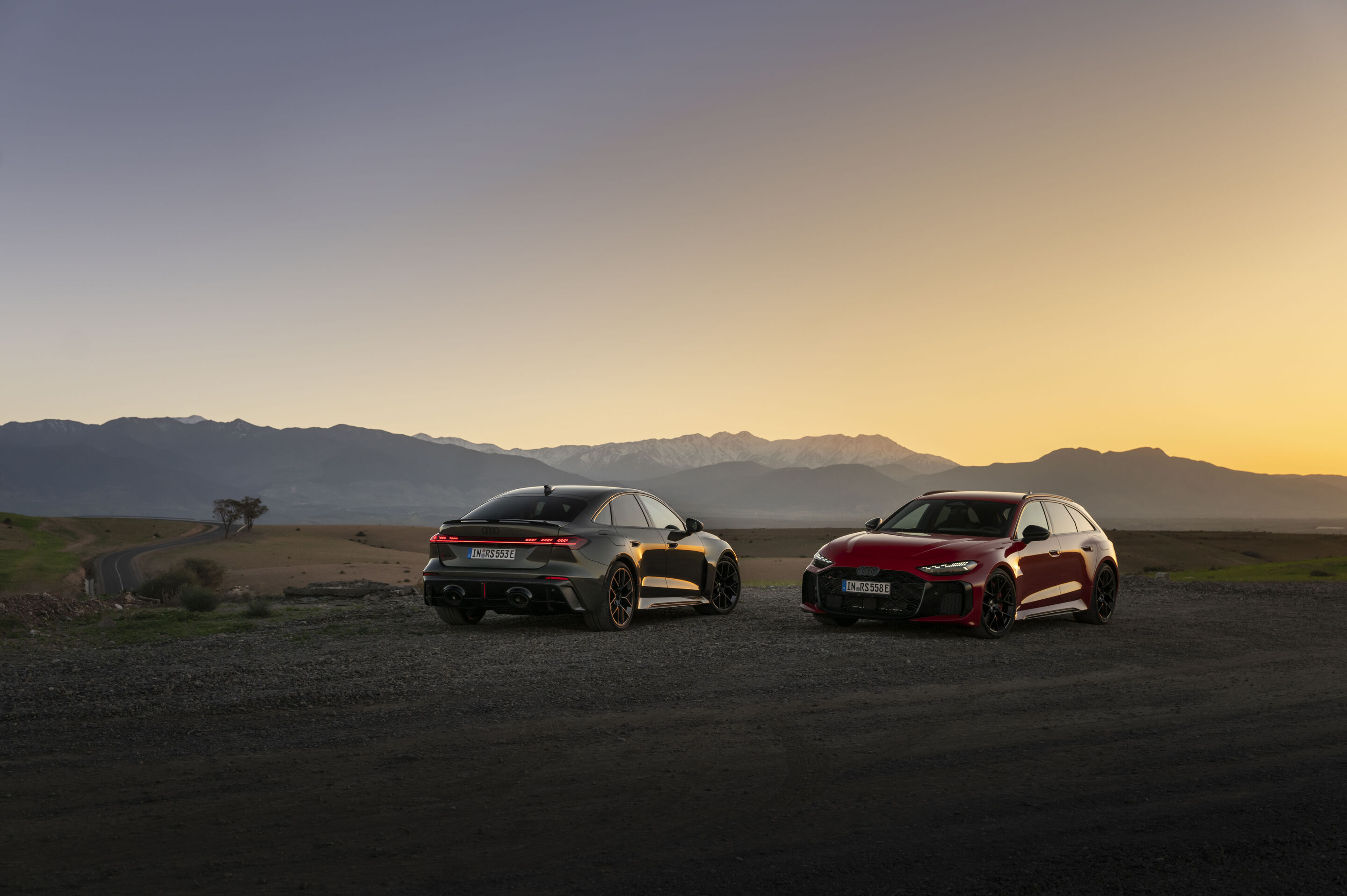 Audi RS 5 Limousine / Audi RS 5 Avant - Bedfordgreen metallic, Progressiv red metallic, outdoor static photo, exterior, three-quarter rear and three-quarter front view