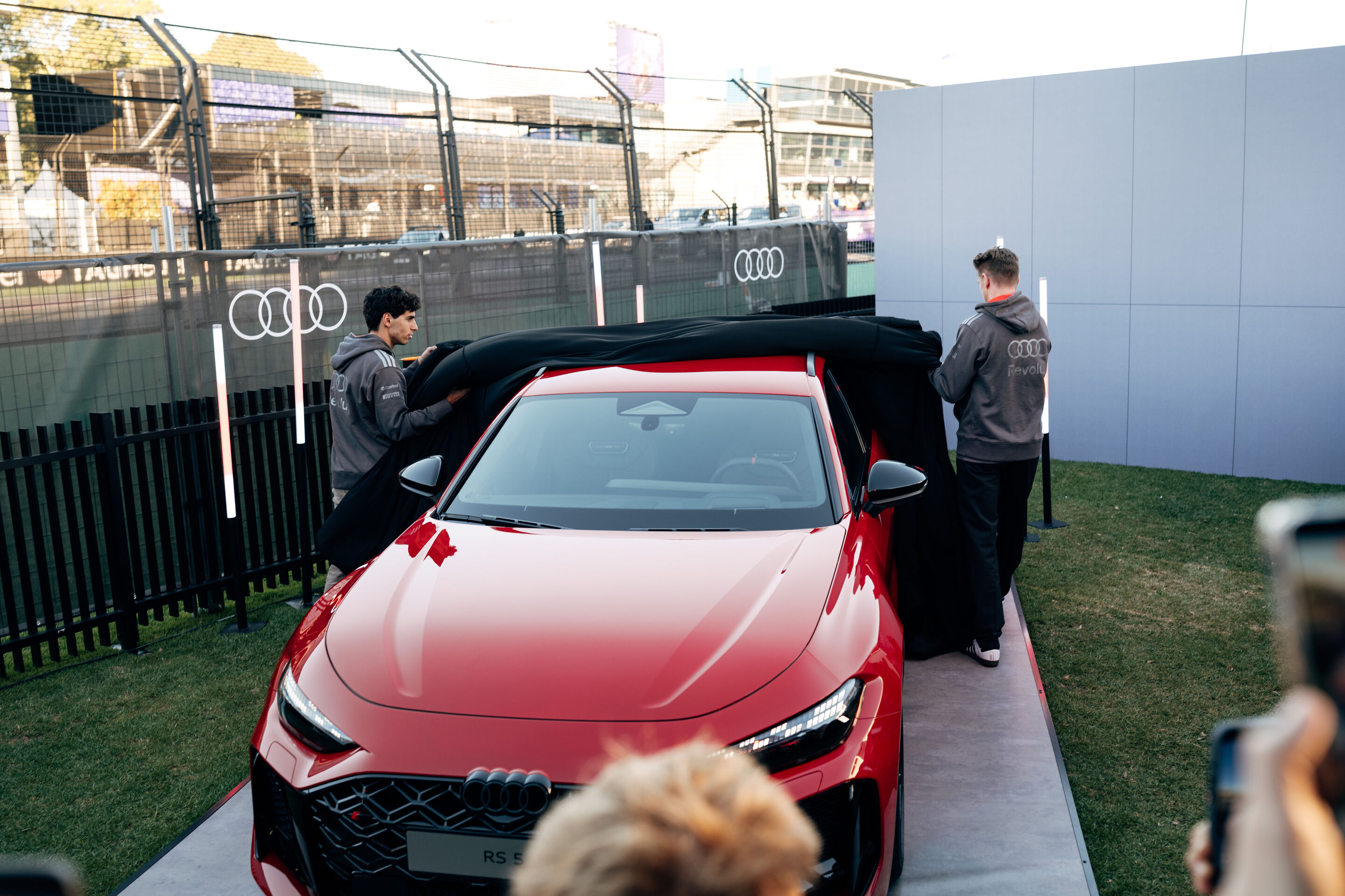 Audi startet erstmals in der Formel 1 - An der Rennstrecke im Albert Park enthüllten die beiden Piloten des Audi Revolut F1 Teams, Nico Hülkenberg und Gabriel Bortoleto, den neuen Audi RS 5.