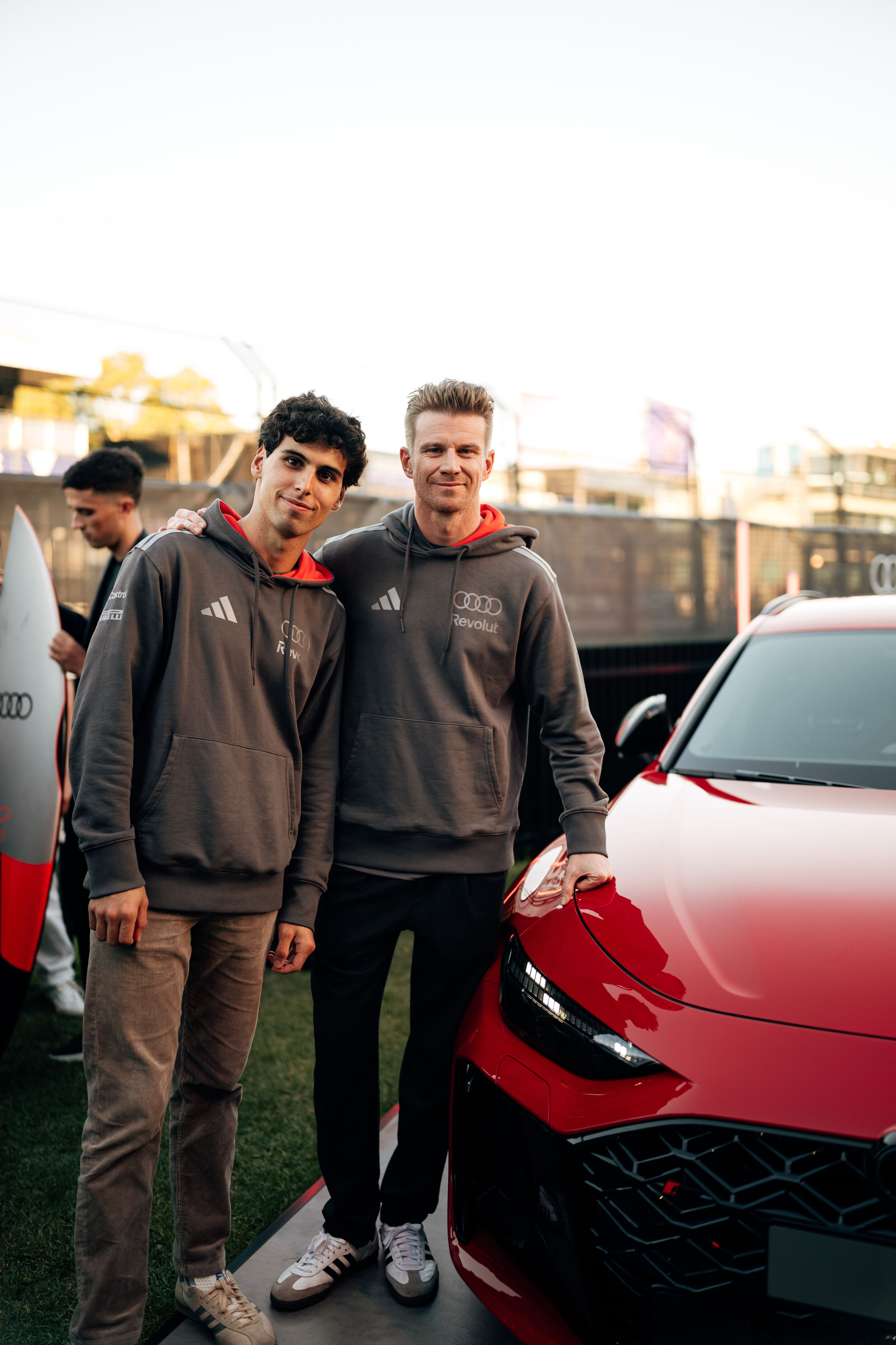 Audi startet erstmals in der Formel 1 - An der Rennstrecke im Albert Park enthüllten die beiden Piloten des Audi Revolut F1 Teams, Nico Hülkenberg und Gabriel Bortoleto, den neuen Audi RS 5.