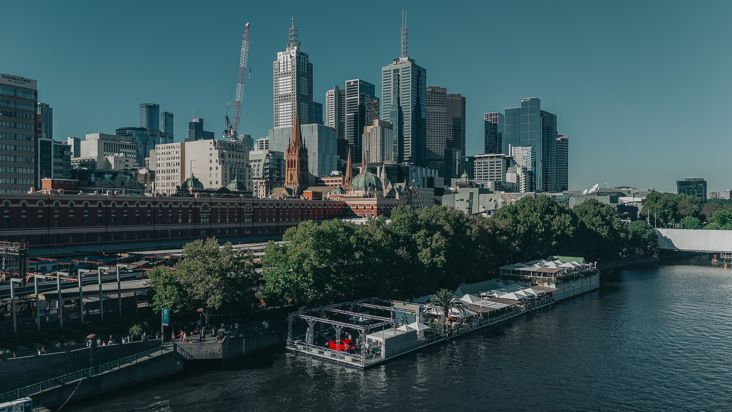 Audi startet erstmals in der Formel 1 - Die schwimmende Location AFLOAT auf dem Yarra River im Zentrum von Melbourne dient während des gesamten Grand-Prix-Wochenendes in Australien als öffentlicher Hauptsitz des Teams.