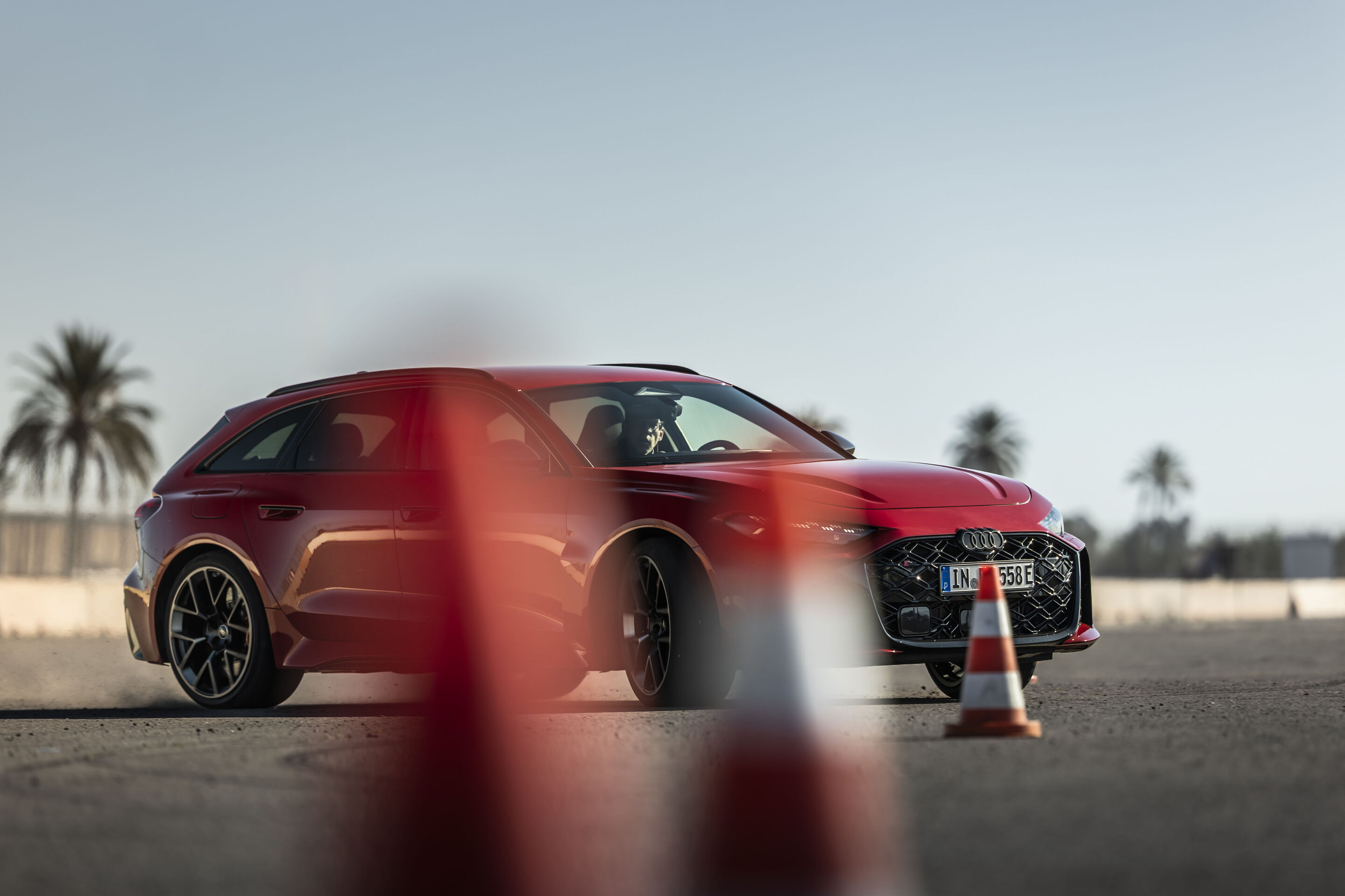 Audi RS 5 Avant - Wie agil der neue RS 5 tatsächlich ist, zeigt sich bei kontrollierten Drifts.