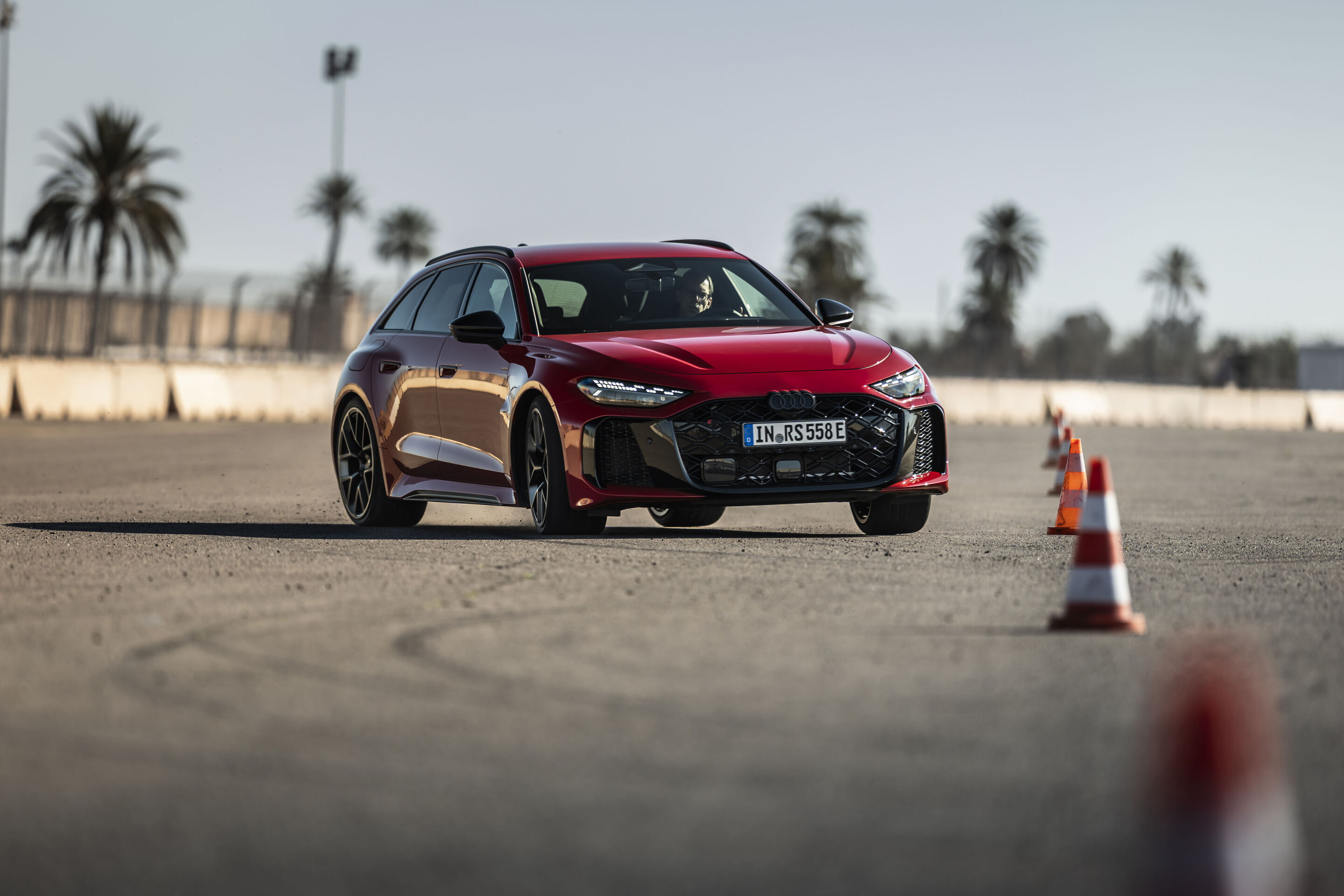 Audi RS 5 Avant - Fahrdynamiktests mit dem RS 5 Avant in Progressivrot.
