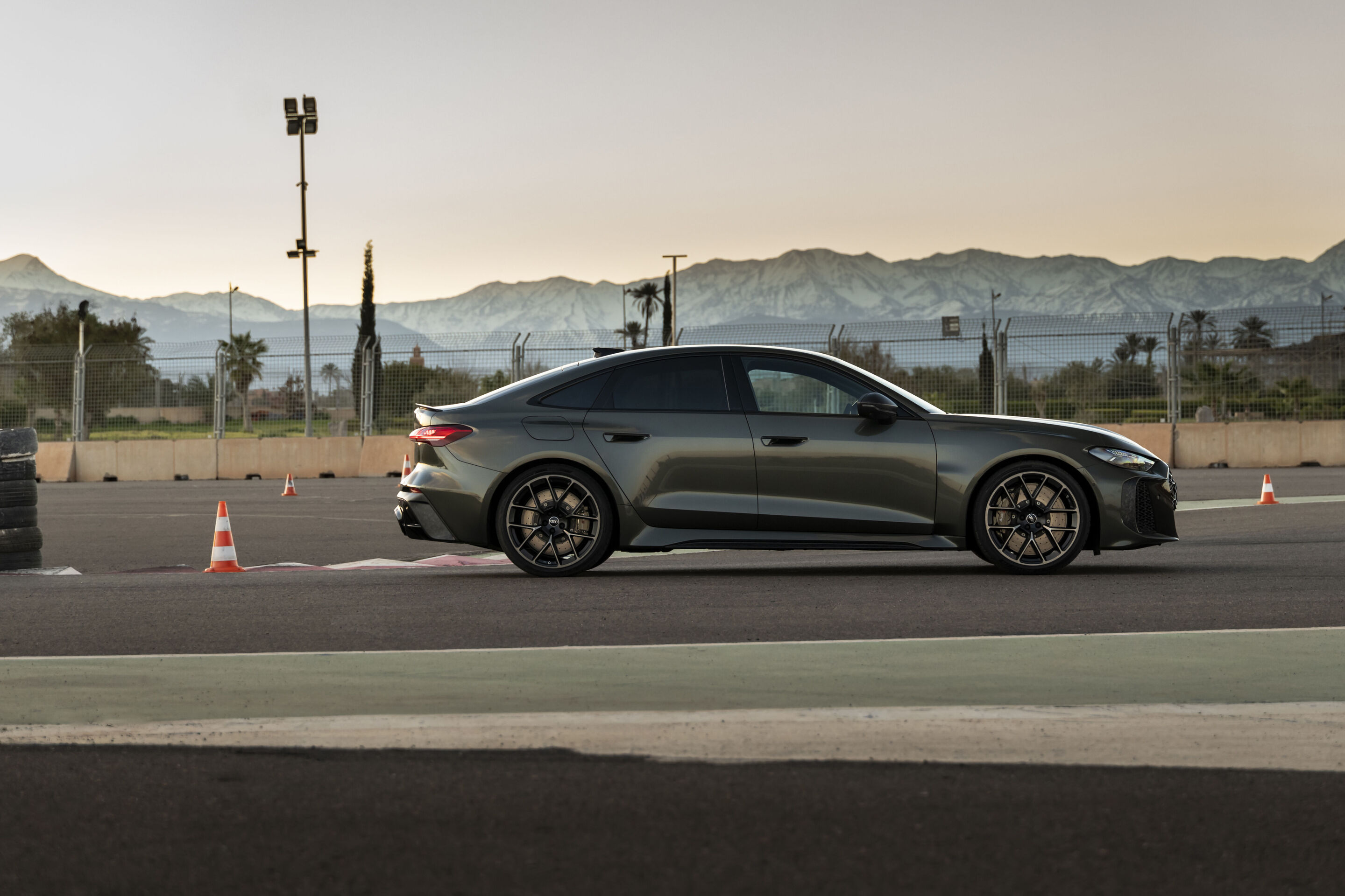 Audi RS 5 Limousine - Die Audi RS 5 Limousine in Bedfordgrün auf dem Circuit de Marrakech.