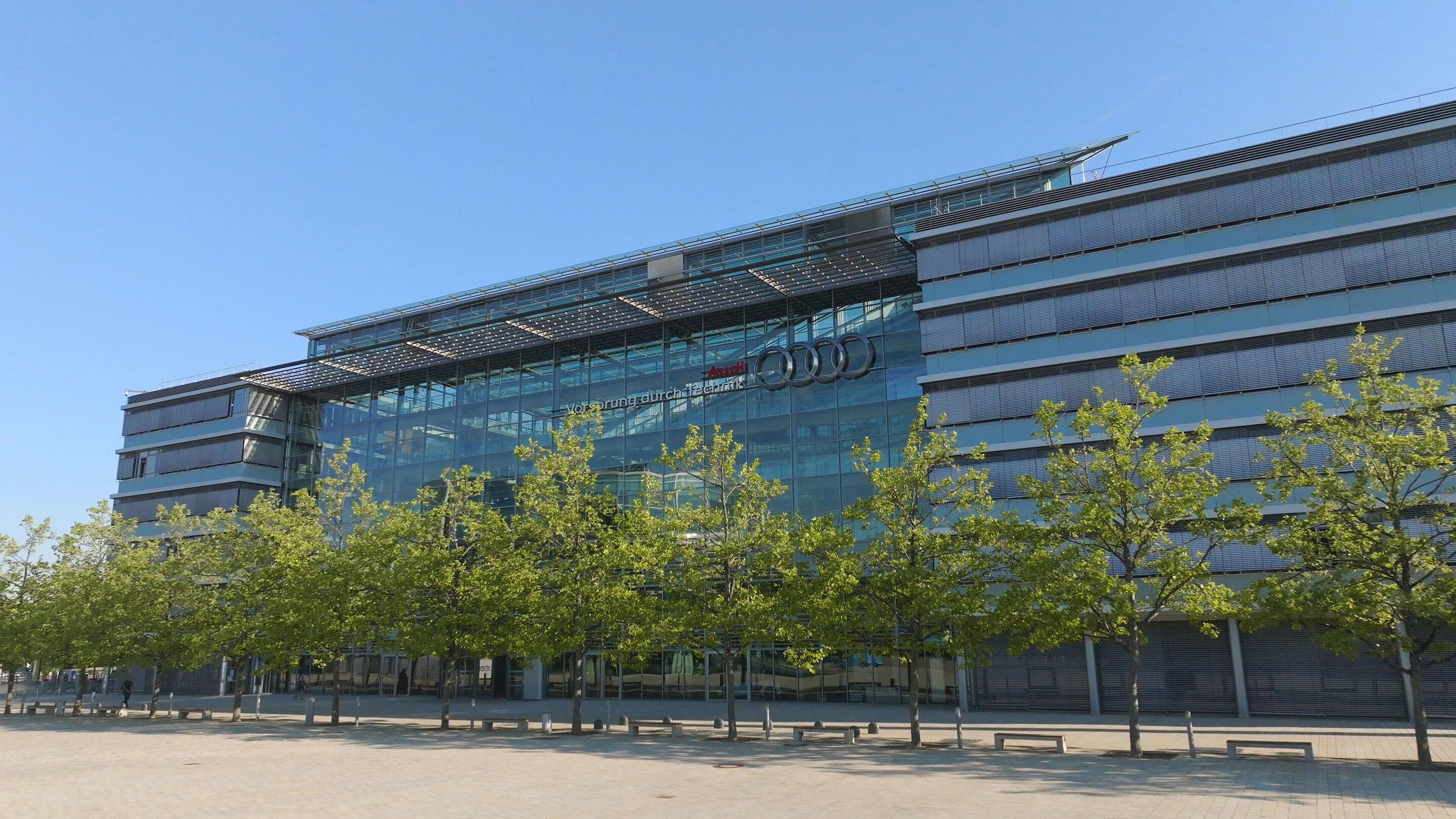 Audi am Standort Ingolstadt - Audi Forum mit Gebäude Markt und Kunde