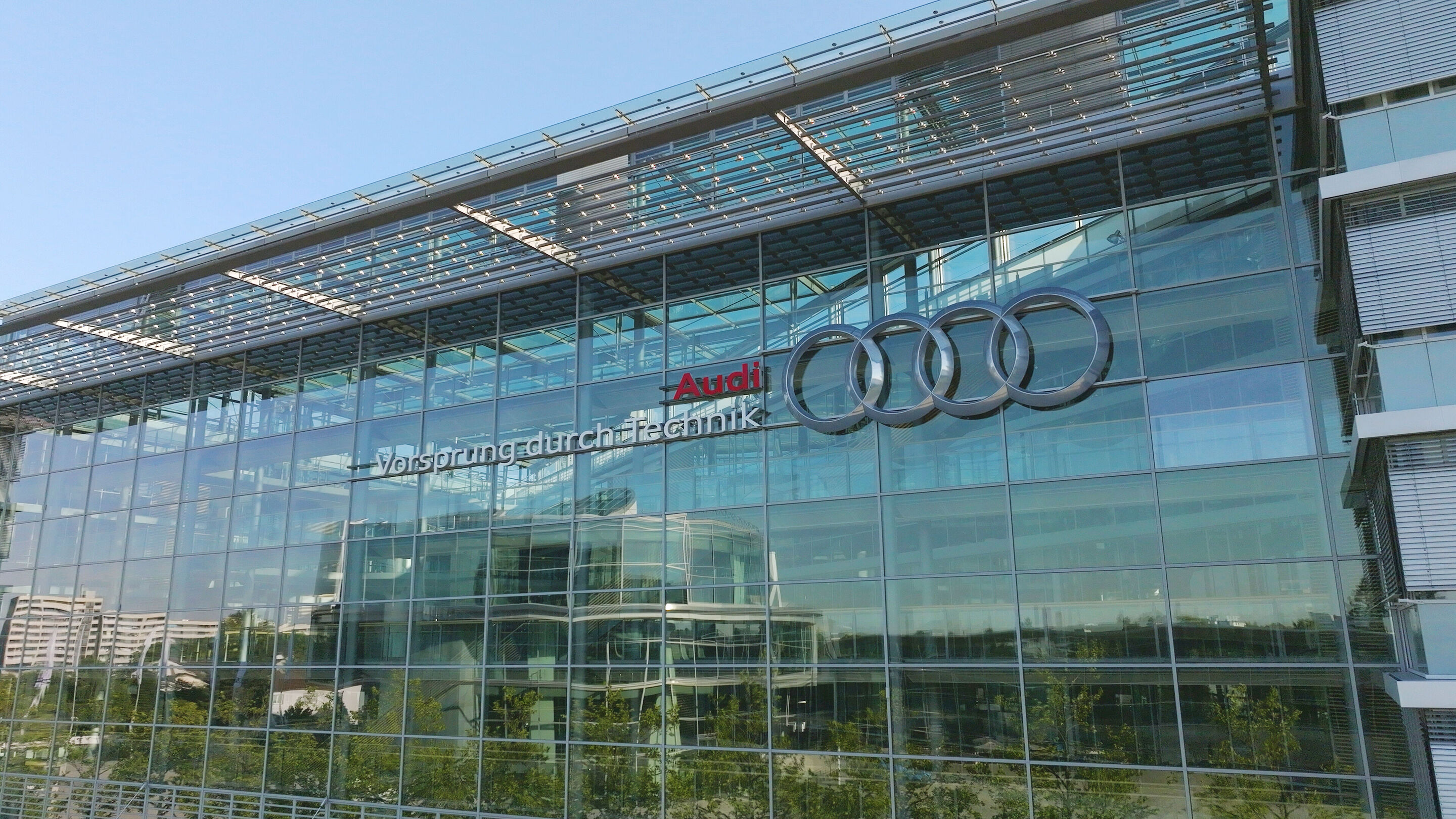 Audi am Standort Ingolstadt - Audi Forum mit Gebäude Markt und Kunde