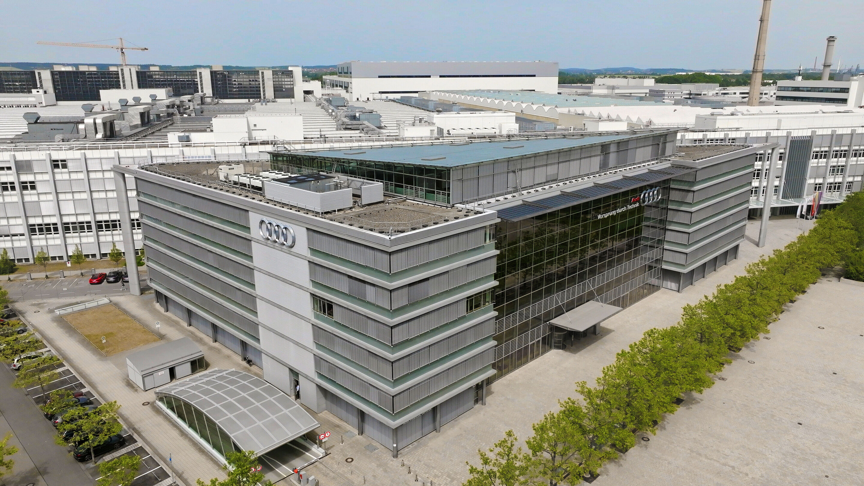 Audi am Standort Ingolstadt (Luftaufnahme) - Audi Forum mit Gebäude Markt und Kunde