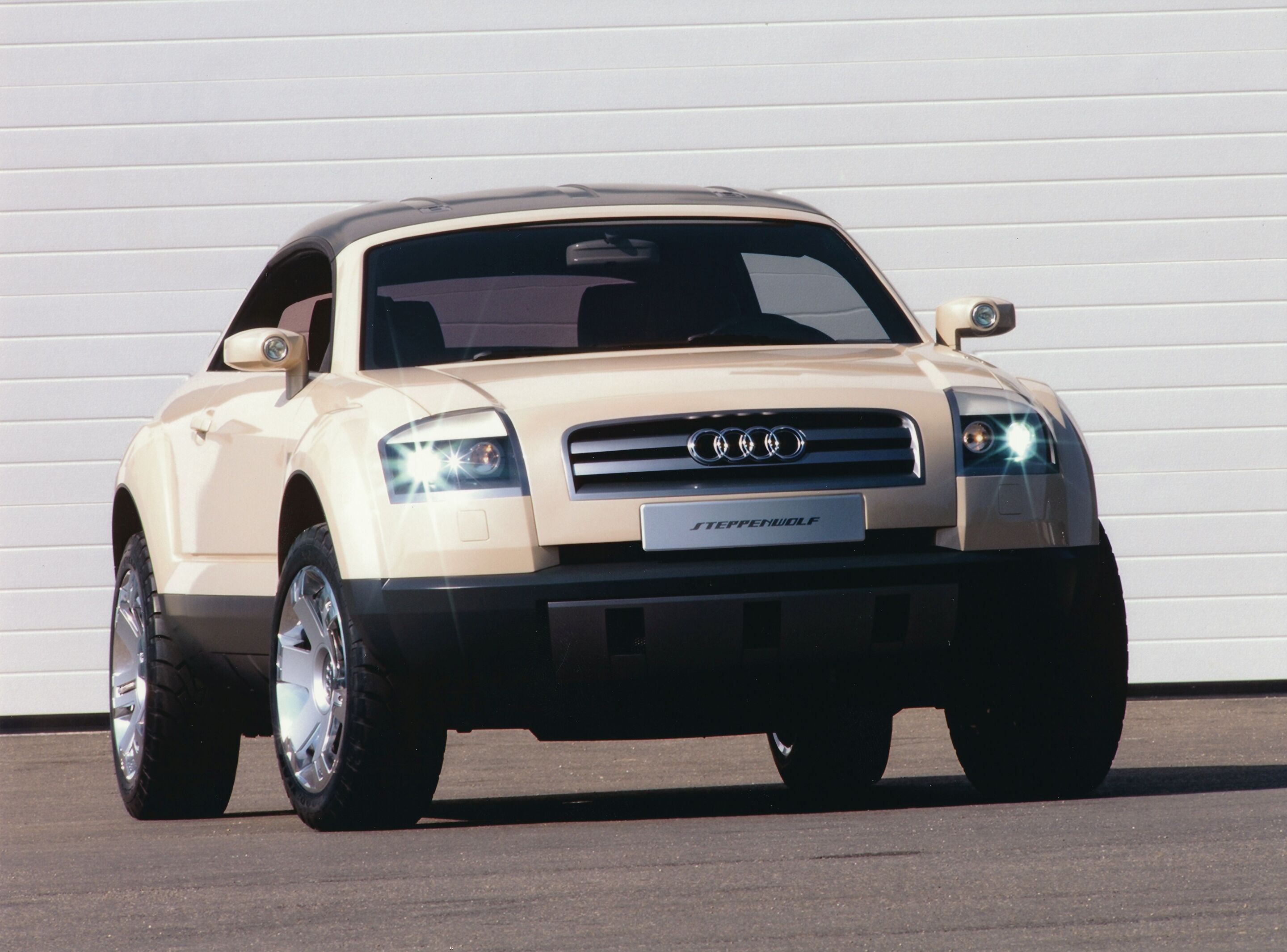 Audi museum mobile zeigt „Design Legenden“ - Front view of the 2000 Audi Steppenwolf.