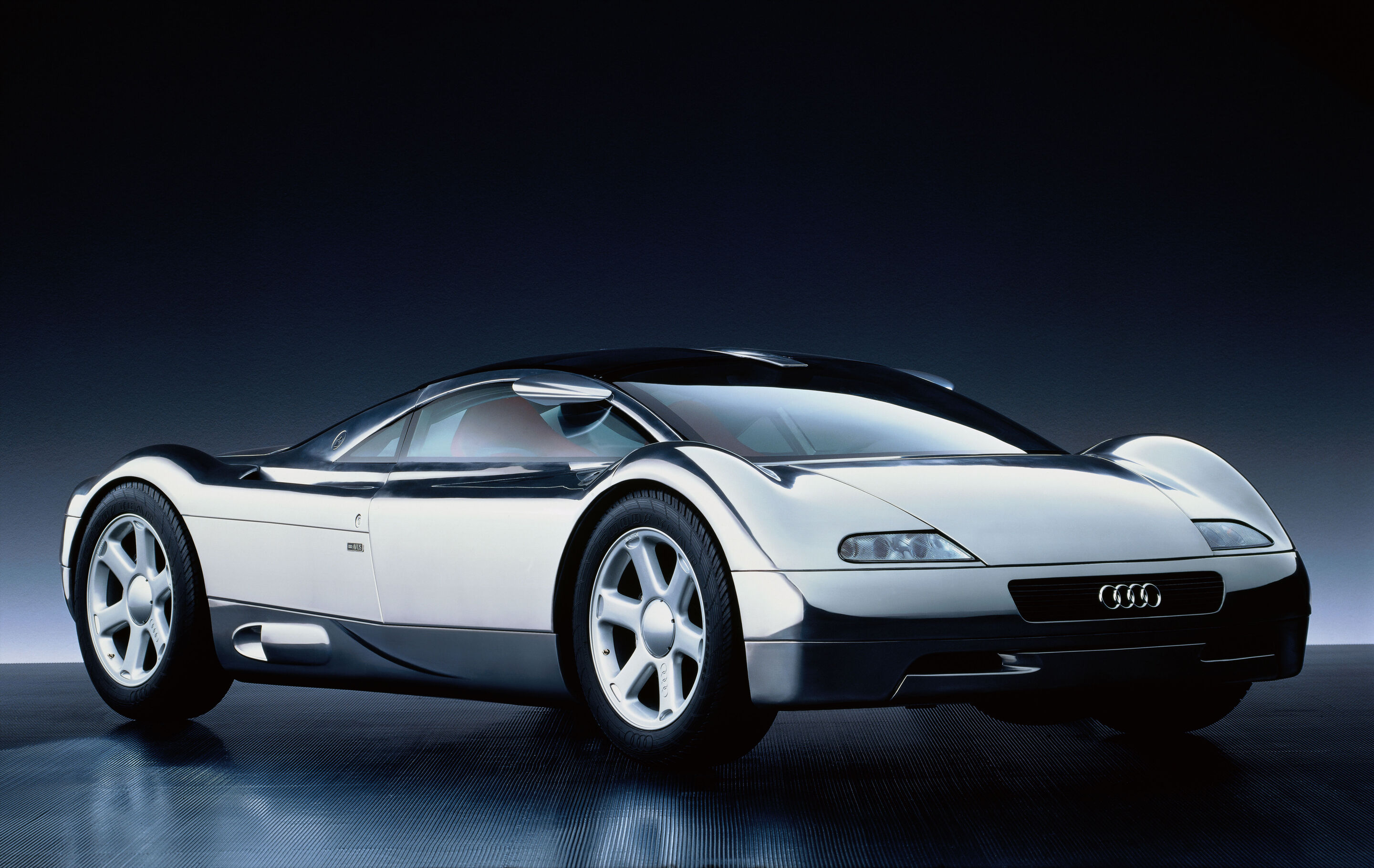 Audi museum mobile zeigt „Design Legenden“ - Three-quarter front view of the 1991 Audi Avus quattro.