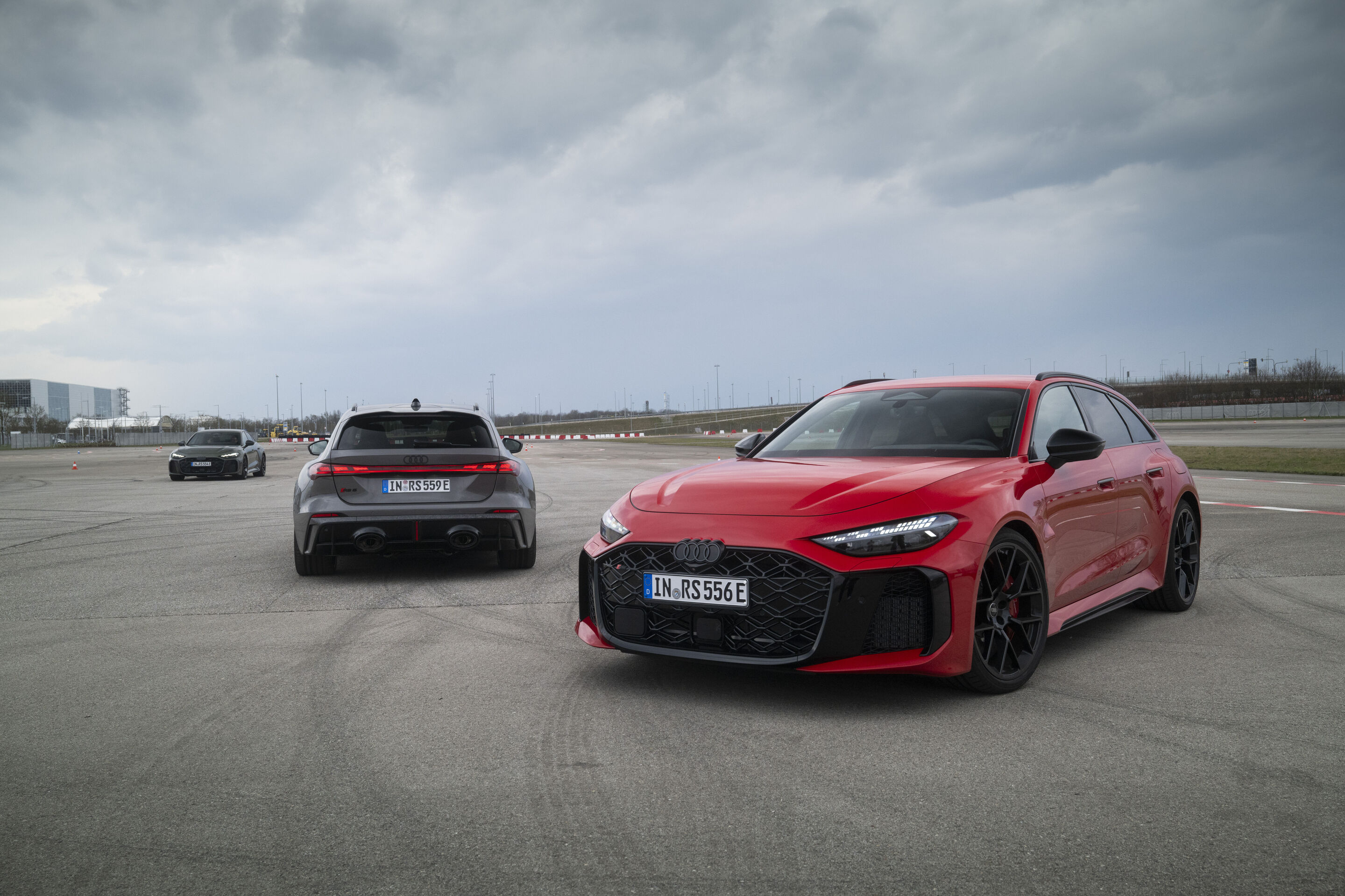 Audi RS 5 Limousine / Audi RS 5 Avant - The Bedford green Audi RS 5 Sedan and the Progressive red Audi RS 5 Avant on the test track – two models showcasing their performance.