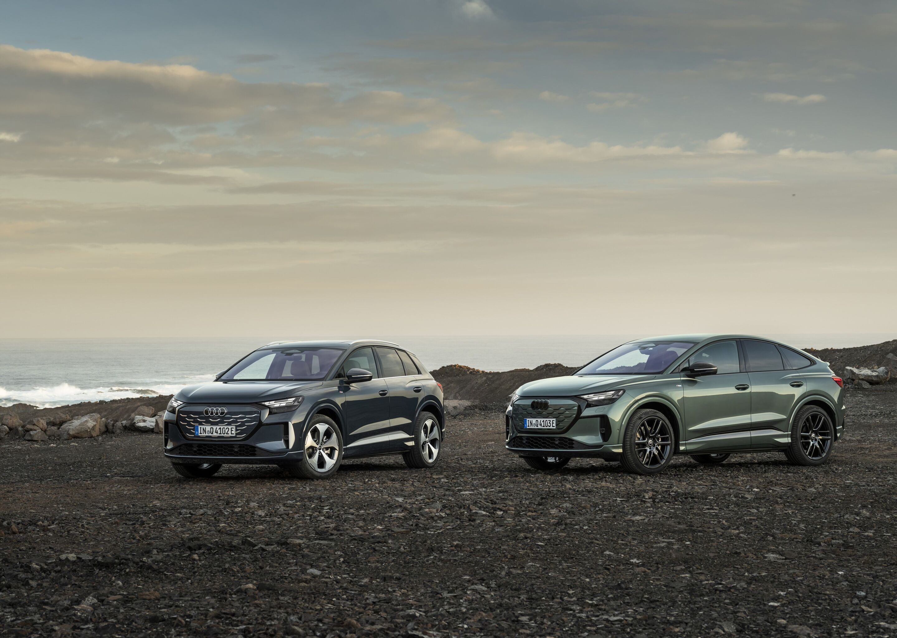 Audi Q4 SUV e-tron / Audi Q4 Sportback e-tron - From left to right: Q4 e-tron in Lavender gray, Q4 Sportback e-tron in Sage green metallic, outdoor static photo