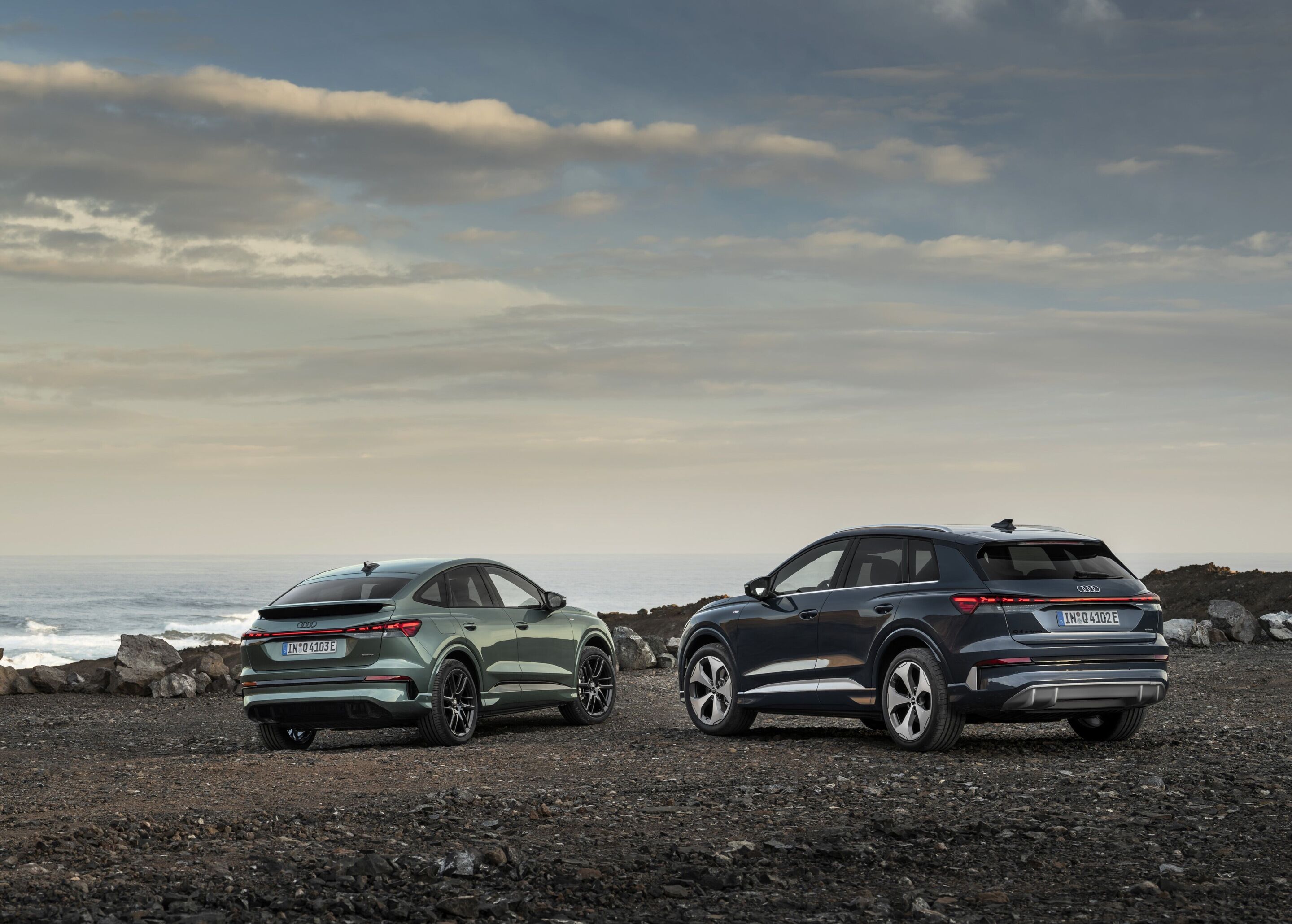 Audi Q4 Sportback e-tron / Audi Q4 SUV e-tron - From left to right: Q4 Sportback e-tron in Sage green metallic, Q4 e-tron in Lavender gray, outdoor static photo