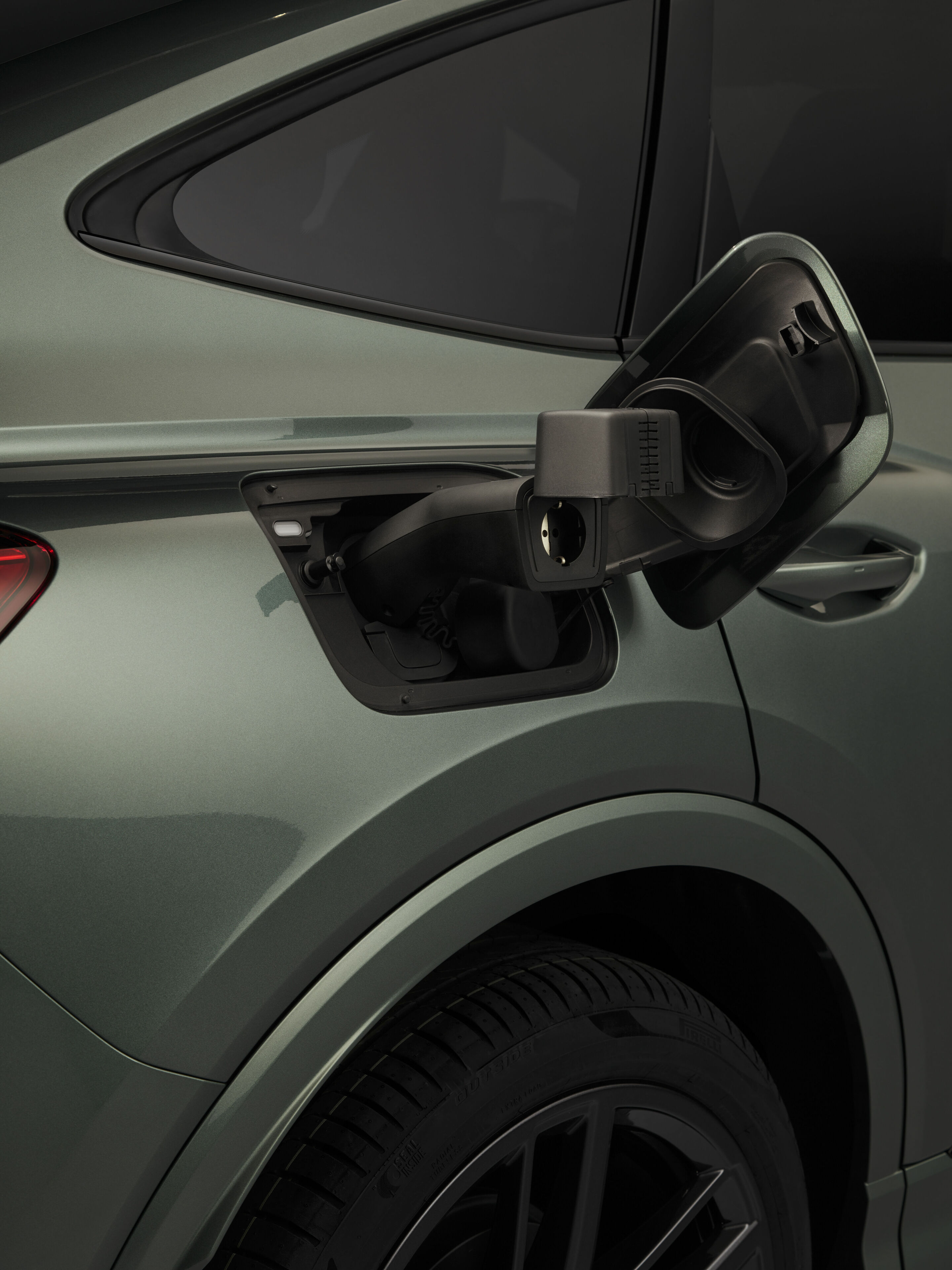 Audi Q4 Sportback e-tron - Salbeigrün Metallic, Studio-Standaufnahme, Exterieur, Ladeanschluss