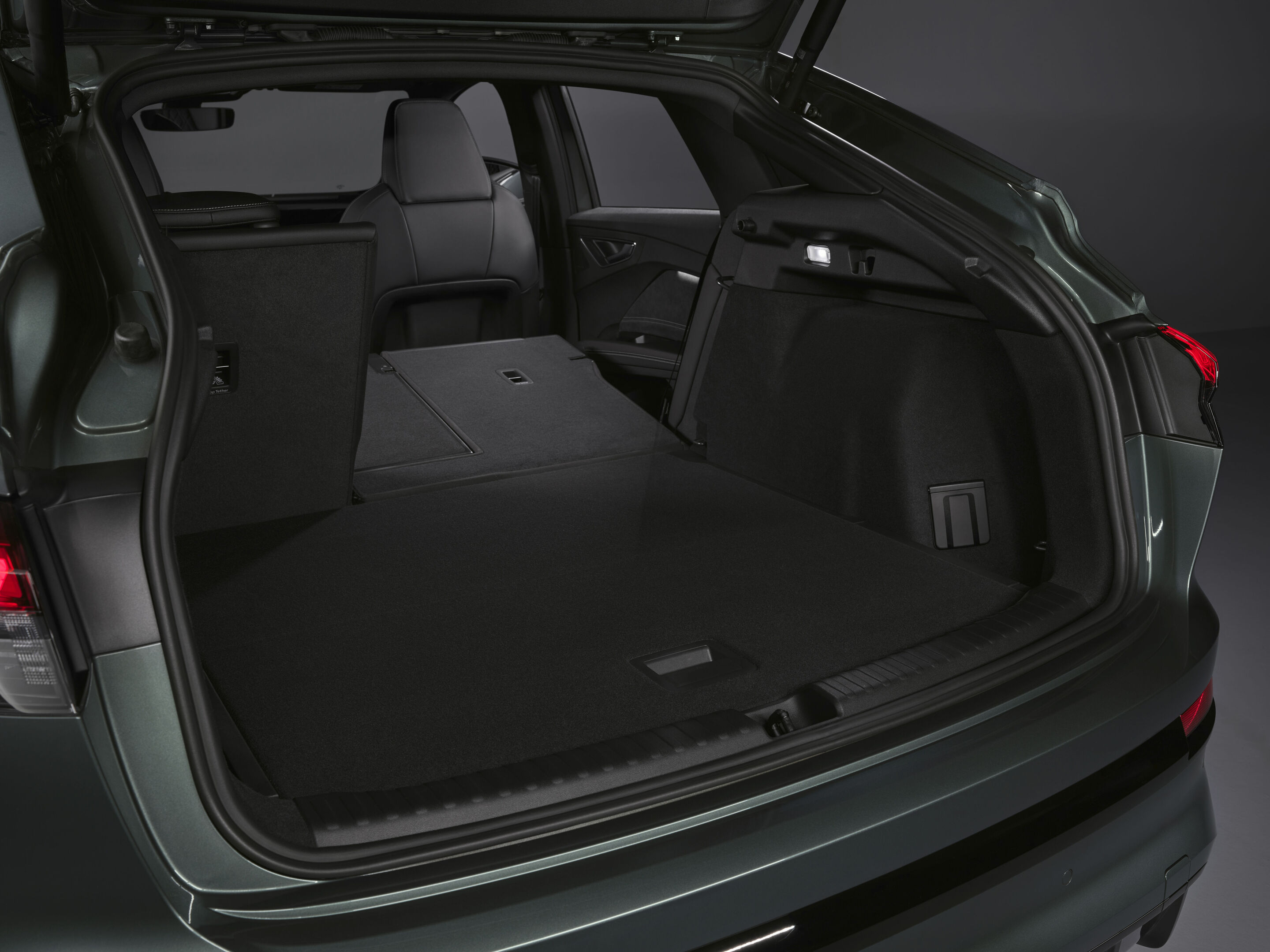 Audi Q4 Sportback e-tron - Studioaufnahme, Interieur, Kofferraumvolumen bis zu 1.487 Liter bei umgeklappter Rücksitzbank