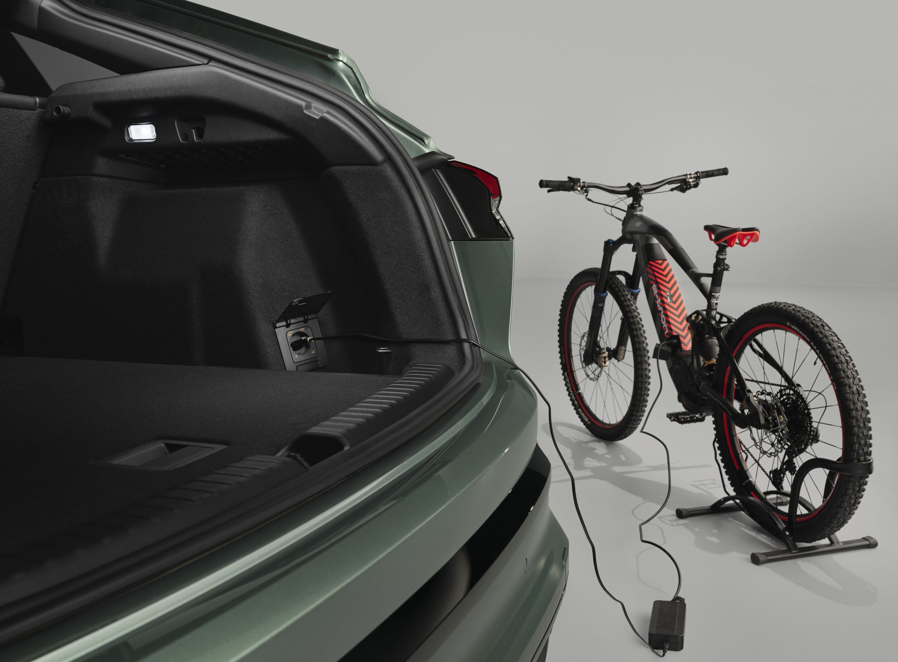 Audi Q4 Sportback e-tron - Studioaufnahme, Interieur, Vehicle-to-Load (V2L)